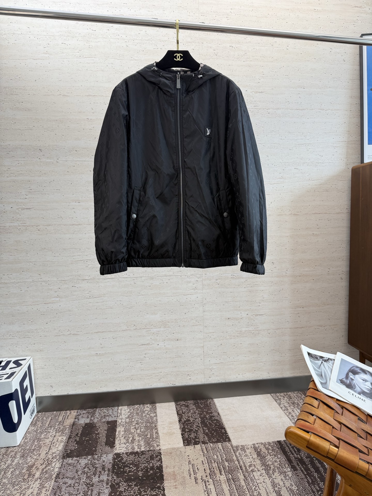 NO:529962,LV25S new men's double-sided hooded jacket...A top-notch item that is absolutely heavy-industrial, double-sided and double-colored injecting modern and innovative into the classic wardrobe... Very high-end texture, extremely practical and very good scraping...Digits 48-56,,louis vuitton, jackets & coats, jackets & coats,hats,alexander wang19860909LV25S新款男士双面穿连帽夹克外套........一款绝对重工的顶级单品,双面双色为经典衣橱注入现代新意.......非常高档次的质地,实穿性极高 挺刮性极好..码数48-56,,louis vuitton,jackets & coats,jackets & coats,hats,alexander wang,Men's clothing