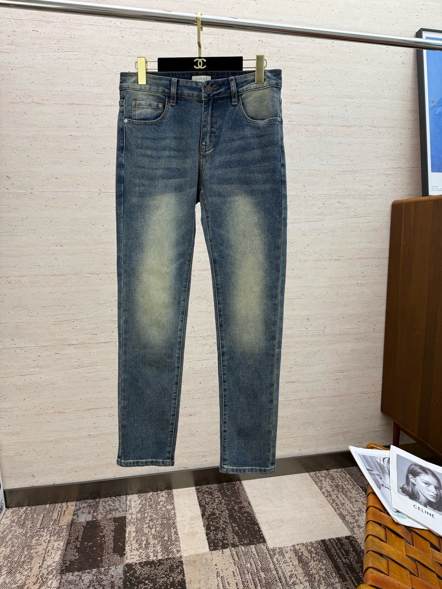 NO:571112,GU25S spring and autumn men's straight jeans...Made of cotton denim fabric. The texture is soft but not sagging. It feels dry and tough. The classic iconic embossed logo and soul-like embellishment. All indicators are top-grade, which naturally brings an excellent upper body feeling!  Code number 29-38 35/37,,jeans,alexander wang19860909GU25S春秋男士直筒牛仔裤…棉质牛仔面料打造 质地柔软又不失筋骨,手感干爽有韧性 经典的标志性浮雕徽标,灵魂般的点缀 各项指标皆为上品,自然带来极佳的上身体感！码数29-38 35/37,,jeans,alexander wang,Men's clothing