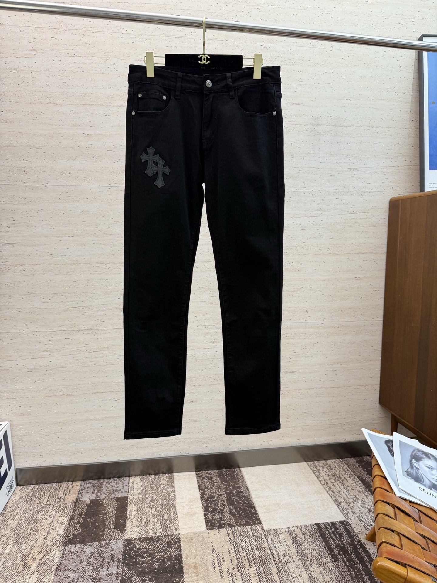 NO:571097,CHR25S spring and autumn men's straight jeans...Made of cotton denim fabric. The texture is soft but not sagging. It feels dry and tough. The classic iconic embossed logo and soul-like embellishment. All indicators are top-grade, which naturally brings an excellent upper body feel!  !  Code number 29-38 No 35,,jeans,alexander wang19860909CHR25S春秋男士直筒牛仔裤…棉质牛仔面料打造 质地柔软又不失筋骨,手感干爽有韧性 经典的标志性浮雕徽标,灵魂般的点缀 各项指标皆为上品,自然带来极佳的上身体感！！码数29-38 无35,,jeans,alexander wang,Men's clothing