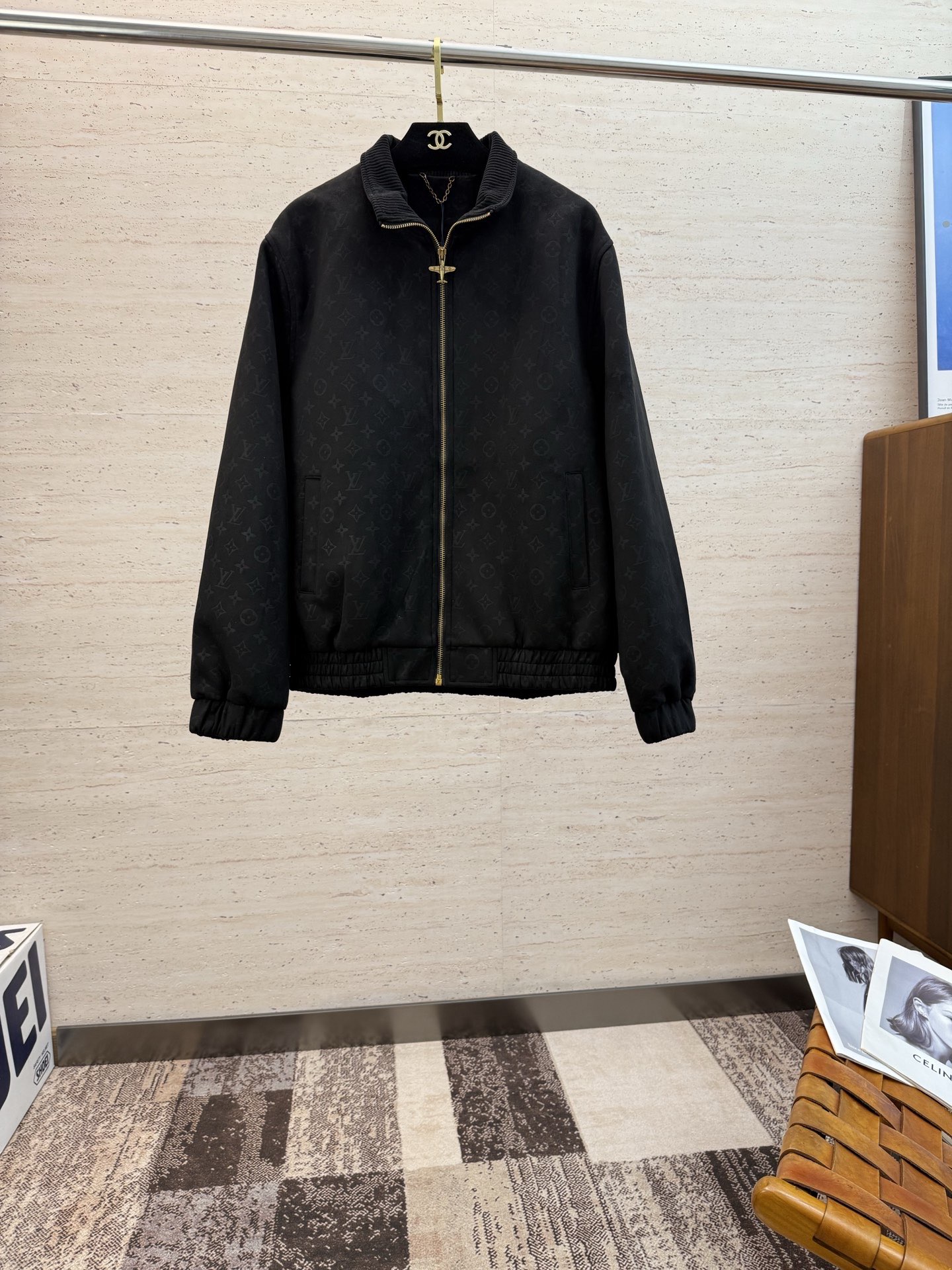 NO:529964,LV2025 men's new suede jacket jacket is carefully crafted with suede leather. The classic style highlights the novelty and can also enhance the fashion sense of the style, highlight the classic charm, and create a delicate shape. The overall style is a relaxed and casual shirt jacket that is easy to wear, customized with the same color inner lining, and the full quality is developed. S-XL,,louis vuitton, jackets & coats, jackets & coats,shirts,chamois leather,alexander wang19860909LV2025男士新款麂皮绒夹克外套,采用麂皮绒皮革精心制作,经典版型,凸显新意同时也能提升款式的时尚感,彰显经典魅力,打造精致造型.整体是一件轻松随意、易于穿搭的衬衫式夹克,定制同色系内里,全品相开发 码数S-XL,,louis vuitton,jackets & coats,jackets & coats,shirts,chamois leather,alexander wang,Men's clothing