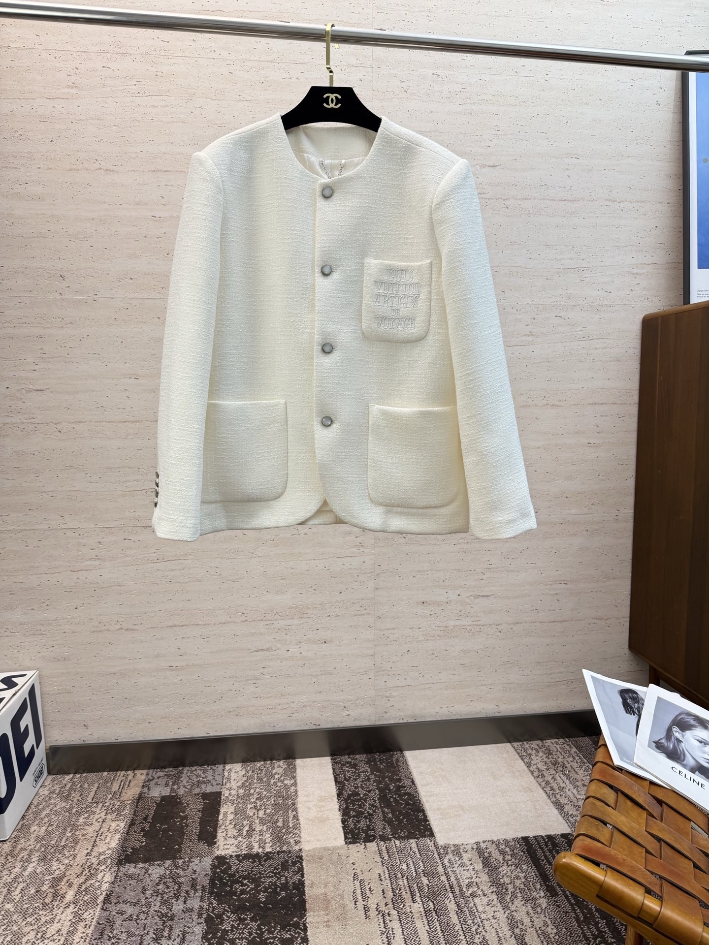 NO:529967,LV25ss new pocket embroidery suit The fabric is made of wool blend material, the fabric is shaped and combined with 200d high temperature to achieve the original three-dimensional effect, the alignment patch pocket design, the threshold is made of new turquoise buckles for opening and closing, the pearl face is clear and delicate, and hand-made, the cuffs are matched with ancient gold four-fold buckles, the leather hook is matched with bronze chain, the full set of open mold custom hardware accessories, and the three-standard auxiliary materials are fully equipped. The collarless curved hem denim style is a unique and fashionable design, the collarless buttons are used as the closing method, and the curved hem makes the whole piece more dynamic and streamlined visually. S-XL,,louis vuitton,alexander wang19860909LV25ss新款口袋刺绣西服 面料采用羊毛混纺材料,面料通过高温定型复合200d,使达到原版的立体效果,对位贴袋设计,门槛采用新款绿松石扣做开合,珍珠面刻字清晰细腻、手工定做,袖口搭配古金四合扣点缀,真皮吊钩搭配古铜链条,全套开模定制五金配件,三标辅料配备齐全.无领弧形下摆牛仔版型是一种独特且时尚的设计,无领采用纽扣作为闭合方式,弧形下摆使得整件在视觉上更具动感和流线感 码数S-XL,,louis vuitton,alexander wang,Men's clothing