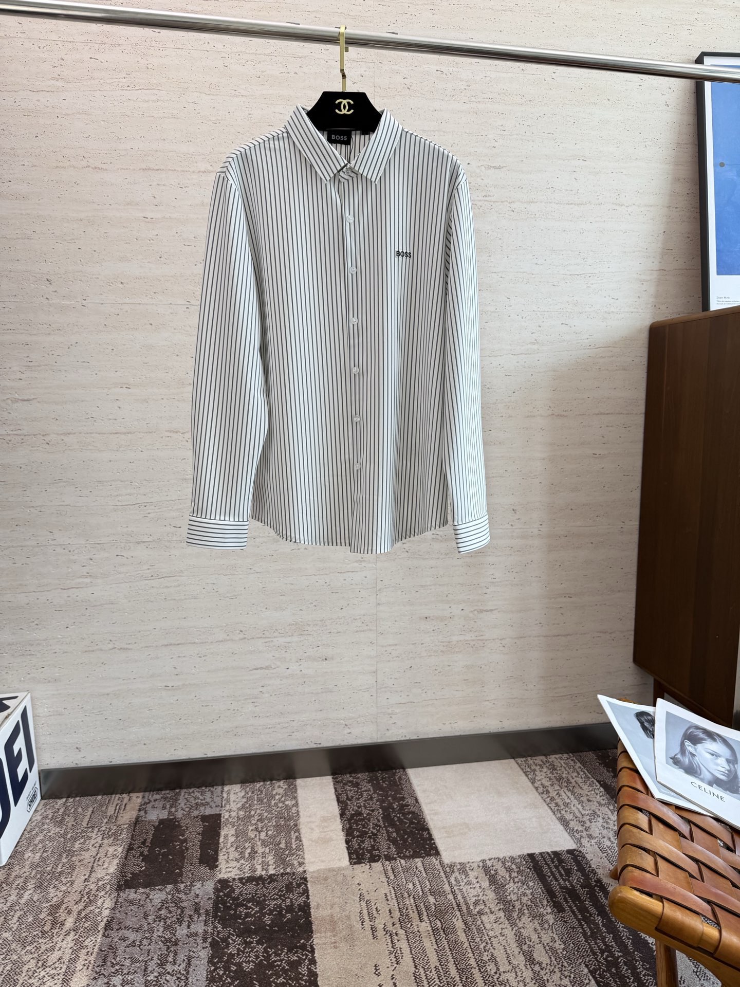 NO:529973,BOSS 25SS men's long-sleeved striped shirt for early autumn... Customer-supplied cotton fabrics, high density, silky and delicate touch, excellent close-fitting comfort and breathability, can accompany you to calmly deal with the four seasons of clothing... The classic LOGO body gives a new artistic conception... The basic combination of style cuts, the style is hard and upright, and the upper body is elegant and extraordinary, and it is effortless for daily business and casual matching!  !  !  Code number M-4XL,shirts,alexander wang19860909BOSS 25SS早秋男士长袖条纹衬衫......客供棉质面料 密度高触感丝滑细腻 贴身舒适度与透气性都相当出色,能够伴你从容的应对四季穿着搭配.....衣身经典LOGO,给予全新意境遐想.......基础合体的版型裁剪,版型筋骨硬挺立正,上身气质儒雅不凡,对于日常商务休闲搭配不费吹灰之力！！！码数 M-4XL,,shirts,alexander wang,Men's clothing