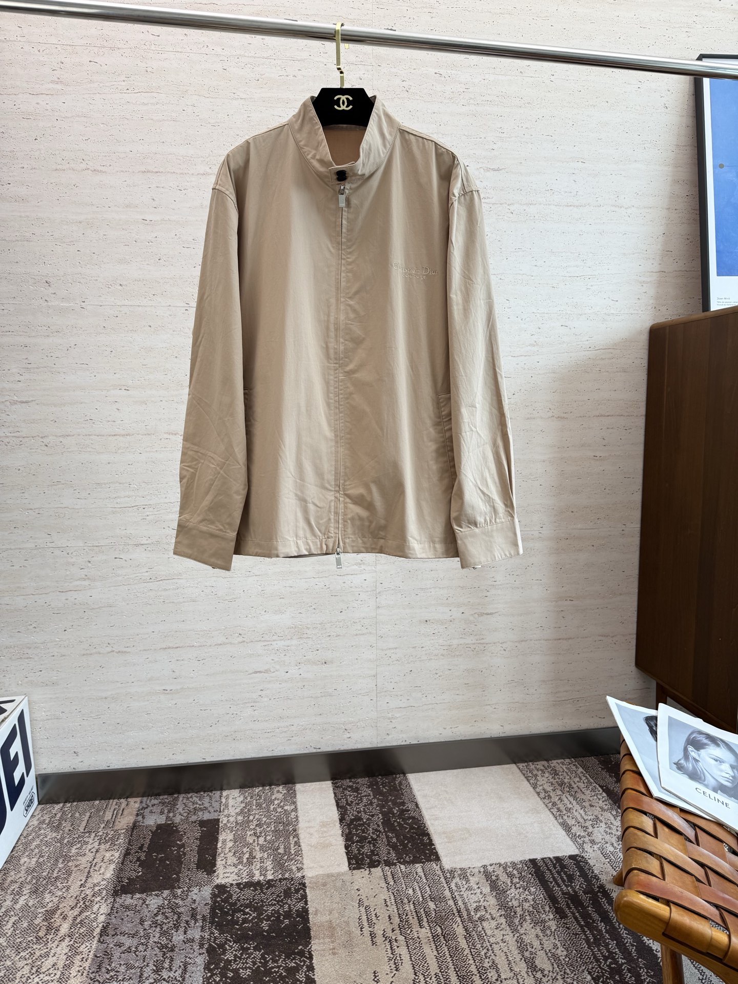 NO:529976,CD25S new men's stand-up collar jacket...a top-notch item that is absolutely heavy-industrial, the classic color wardrobe infused with modern innovation.... It has a very high-end texture, very high practical wearability, very good scraping...M-2XL,,jackets & coats,jackets & coats,alexander wang19860909CD25S新款男士立领夹克外套........一款绝对重工的顶级单品,颜色经典衣橱注入现代新意.......非常高档次的质地,实穿性极高 挺刮性极好..码数M-2XL,,jackets & coats,jackets & coats,alexander wang,Men's clothing