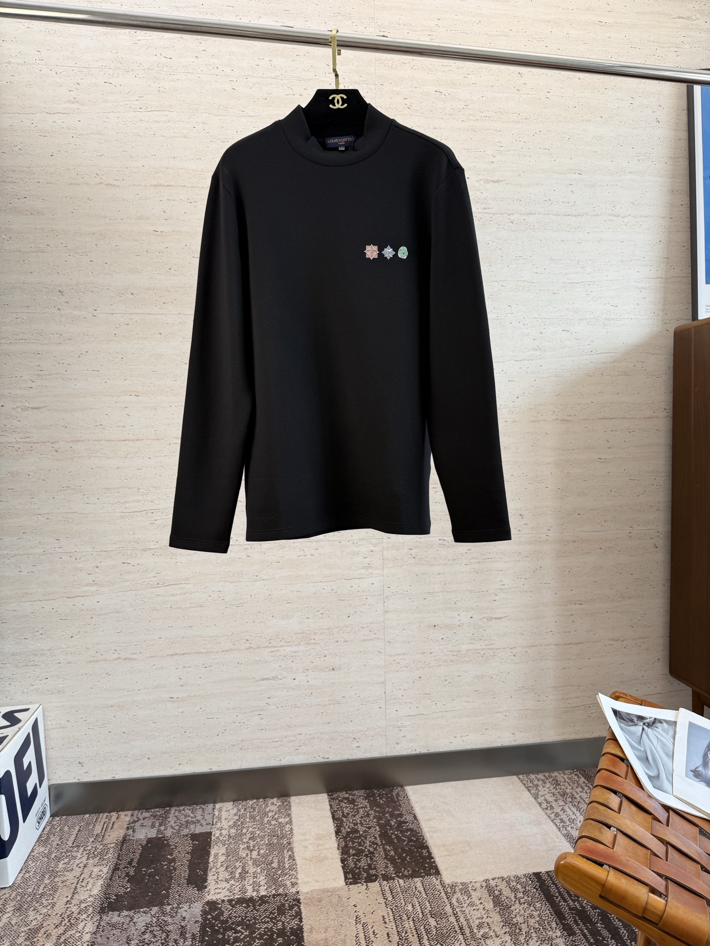 NO:532077,LV25SS men's round neck long-sleeved sweatshirt for autumn and winter......Community versatile style, not only does it require a simple style, but more importantly, its fabric texture can conquer the public and become a popular item!  Customer-supplied cotton creates a dense and skin-friendly touch, and secondly, both crisp and draped feel are excellent. The actual product instantly gives you the desire to buy back!  !  !  Code number M-3XL, louis vuitton, hoodie, sweatshirts, alexander wang19860909LV25SS秋冬男士圆领长袖卫衣.......通勤百搭款,不仅需要样式版型简洁 更重要是它的面料质感才能征服大众成为炙手可热的热门单品！客供棉质打造 绵密亲肤的触感,其次挺括感与垂坠感都相当出色,实物到手瞬间让你有无限回购的渴望！！！码数M-3XL,,louis vuitton,hoodie,sweatshirts,alexander wang,Men's clothing