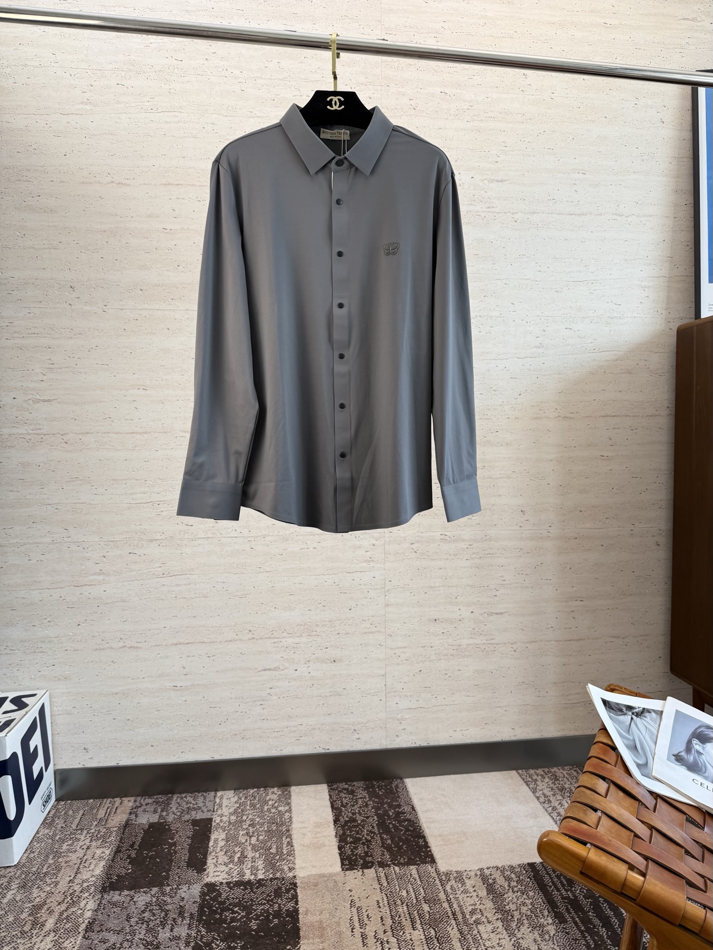 NO:532057,BV25SS men's long-sleeved shirt for autumn and winter... Customer-supplied cotton fabrics, high density, silky and delicate touch, excellent close-fitting comfort and breathability, can accompany you to calmly deal with the four seasons of clothing... The classic LOGO body gives a new artistic conception... The basic combination of style cuts, the style is hard and upright, and the upper body is elegant and extraordinary, and it is effortless for daily business and casual matching!  !  !  Code number M-3XL, bottega veneta,shirts,alexander wang19860909BV25SS秋冬男士长袖衬衫......客供棉质面料 密度高触感丝滑细腻 贴身舒适度与透气性都相当出色,能够伴你从容的应对四季穿着搭配.....衣身经典LOGO,给予全新意境遐想.......基础合体的版型裁剪,版型筋骨硬挺立正,上身气质儒雅不凡,对于日常商务休闲搭配不费吹灰之力！！！码数 M-3XL,,bottega veneta,shirts,alexander wang,Men's clothing