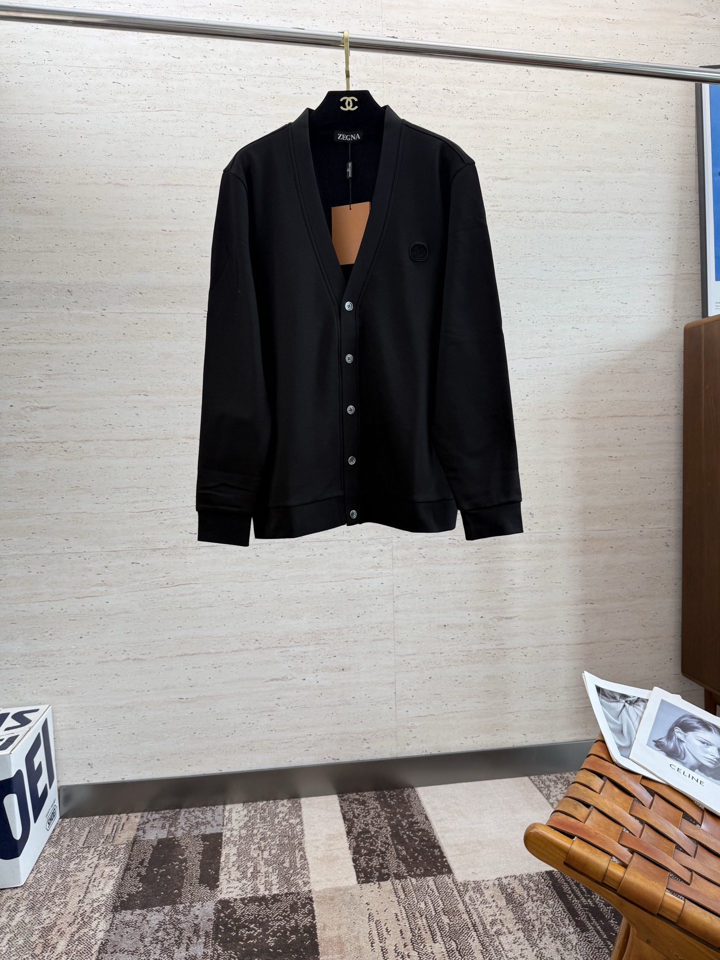 NO:532051,ZZ 25S autumn and winter men's cardigan jacket………Standard equipped with autumn and winter, simple and not simple wool cardigan!  !  It is completely luxurious. Whether it is worn alone or in the inner wear, the upper body looks good and perfect!  Select high-quality wool blend texture, soft and comfortable to touch... The style is slightly loose!  !  The upper body has a very comfortable feeling, no slim style restraint, and a falling shoulder-like contrasting color line feel!  !  Push...code number M-3XL, jackets & coats,alexander wang19860909ZZ 25S秋冬男士开衫外套…………秋冬标配备,型简意不简羊毛开衫！！完全不乏贵气.不管是单穿还是内搭,上身随意搭配都好看,都非常完美！甄选优质羊毛混纺质地,手感柔软舒适…………版型属于微宽松！！上身有着很好舒适感,没有修身款束缚感,落肩式的撞色线条感！！推送...码数M-3XL,,jackets & coats,alexander wang,Men's clothing