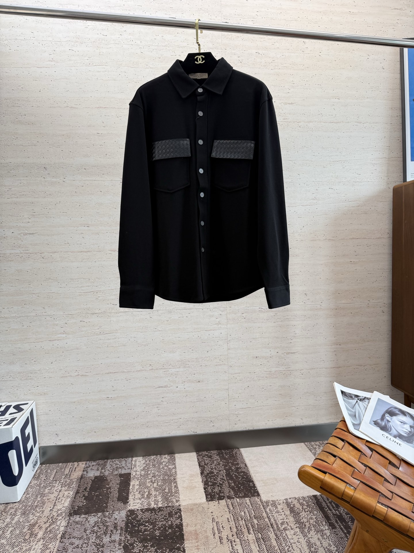 NO:529117,BV25SS men's long-sleeved shirt for autumn and winter... Customer-supplied cotton fabrics, high density, silky and delicate touch, excellent close-fitting comfort and breathability, can accompany you to calmly deal with the four seasons of clothing... The classic LOGO body gives a new artistic conception... The basic combination of style cuts, the style is hard and upright, and the upper body is elegant and extraordinary, and it is effortless for daily business and casual matching!  !  !  Code number M-3XL, bottega veneta,shirts,alexander wang19860909BV25SS秋冬男士长袖衬衫......客供棉质面料 密度高触感丝滑细腻 贴身舒适度与透气性都相当出色,能够伴你从容的应对四季穿着搭配.....衣身经典LOGO,给予全新意境遐想.......基础合体的版型裁剪,版型筋骨硬挺立正,上身气质儒雅不凡,对于日常商务休闲搭配不费吹灰之力！！！码数 M-3XL,,bottega veneta,shirts,alexander wang,Men's clothing