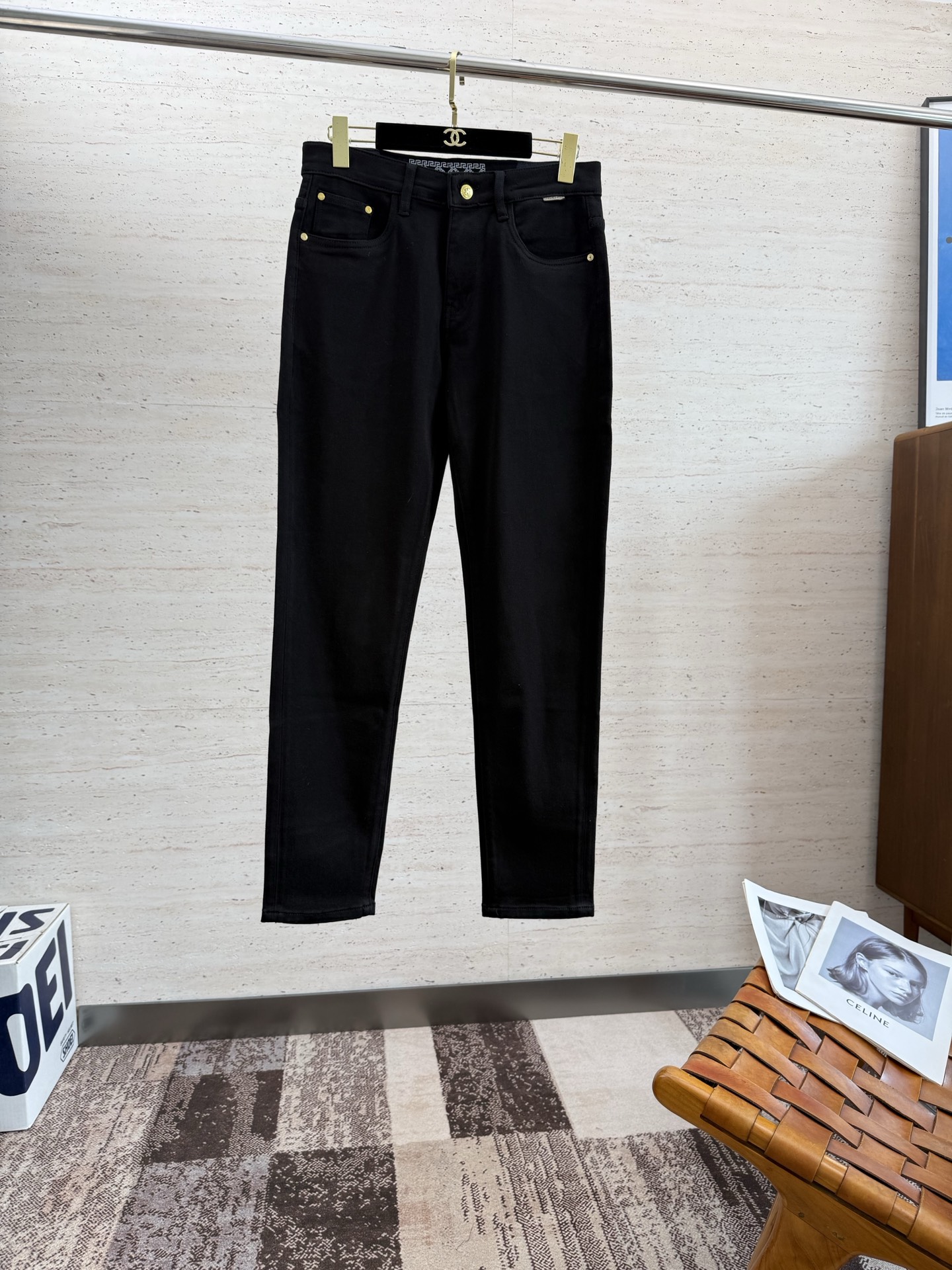 NO:532080,VER25S men's straight jeans for autumn and winter... Made of cotton denim fabric, soft texture without losing muscles and bones, dry and tough feel. Classic iconic embossed logo, soul-like embellishment. All indicators are top-quality, which naturally brings an excellent body feel!  !  !  Number of codes: 29-38 No 37, jeans, alexander wang19860909VER25S秋冬男士直筒牛仔裤…棉质牛仔面料打造 质地柔软又不失筋骨,手感干爽有韧性 经典的标志性浮雕徽标,灵魂般的点缀 各项指标皆为上品,自然带来极佳的上身体感！！！码数: 29-38无37,,jeans,alexander wang,Men's clothing