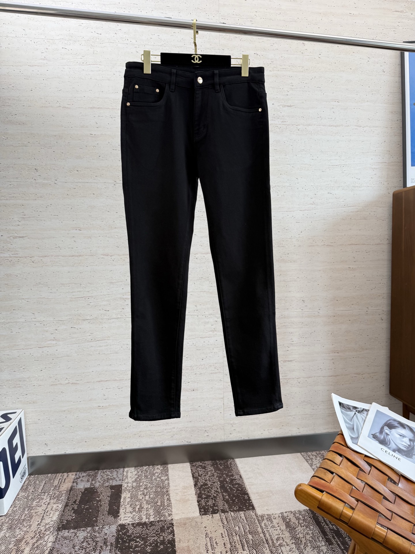 NO:532048,VER25S men's straight jeans for autumn and winter... Made of cotton denim fabric, soft texture without losing muscles and bones, dry and tough feel. Classic iconic embossed logo, soul-like embellishment. All indicators are top-quality, which naturally brings an excellent body feel!  !  !  Number of codes: 29-38 No 37, jeans, alexander wang19860909VER25S秋冬男士直筒牛仔裤…棉质牛仔面料打造 质地柔软又不失筋骨,手感干爽有韧性 经典的标志性浮雕徽标,灵魂般的点缀 各项指标皆为上品,自然带来极佳的上身体感！！！码数: 29-38无37,,jeans,alexander wang,Men's clothing