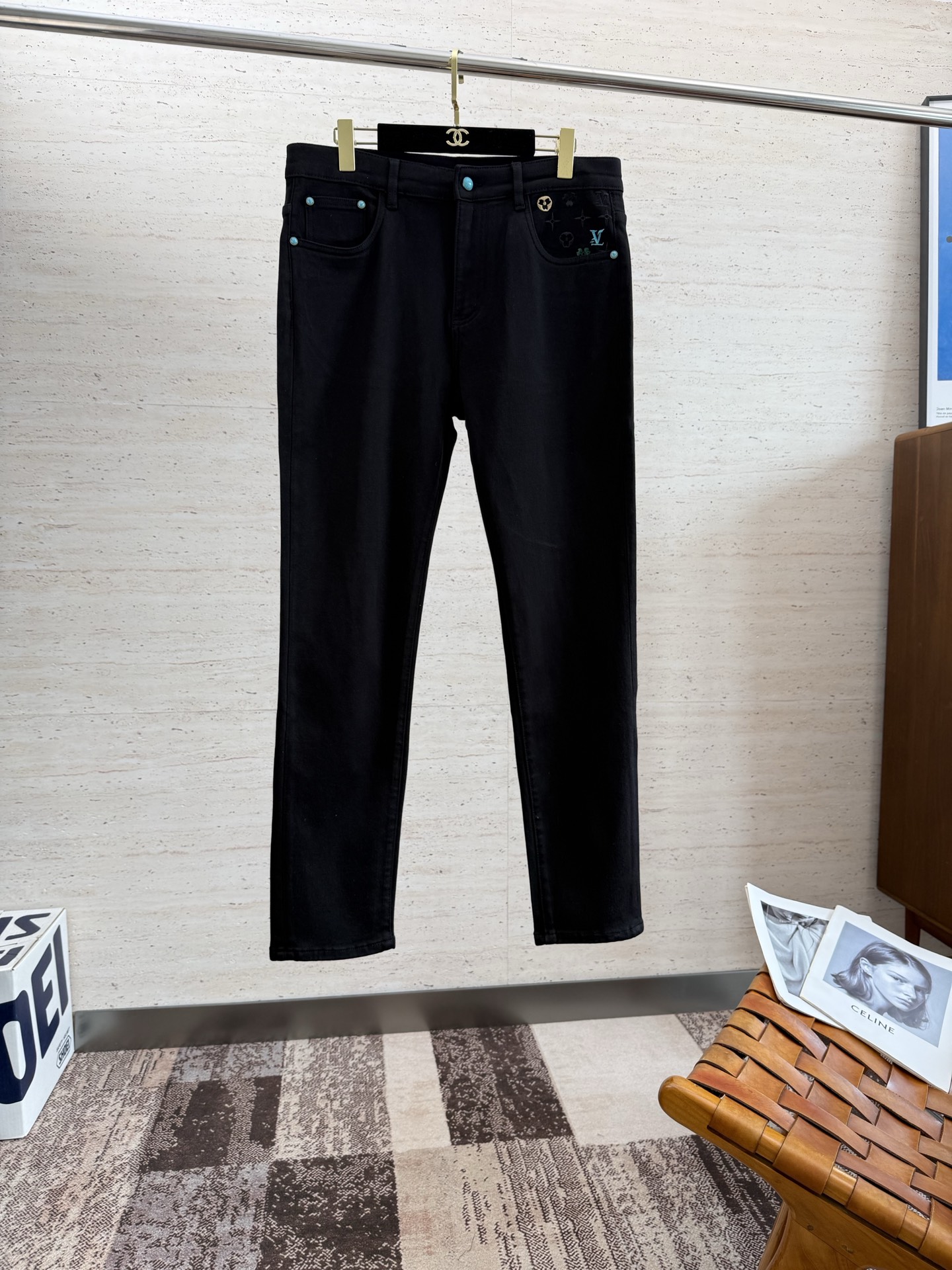 NO:532045,LV25S men's straight jeans for autumn and winter... Made of cotton denim fabric, soft texture without losing muscles and bones, dry and tough feel. Classic iconic embossed logo, soul-like embellishment. All indicators are top-quality, which naturally brings an excellent body feel!  !  !  Number of codes: 29-38 No 37, louis vuitton, jeans, alexander wang19860909LV25S秋冬男士直筒牛仔裤…棉质牛仔面料打造 质地柔软又不失筋骨,手感干爽有韧性 经典的标志性浮雕徽标,灵魂般的点缀 各项指标皆为上品,自然带来极佳的上身体感！！！码数: 29-38无37,,louis vuitton,jeans,alexander wang,Men's clothing