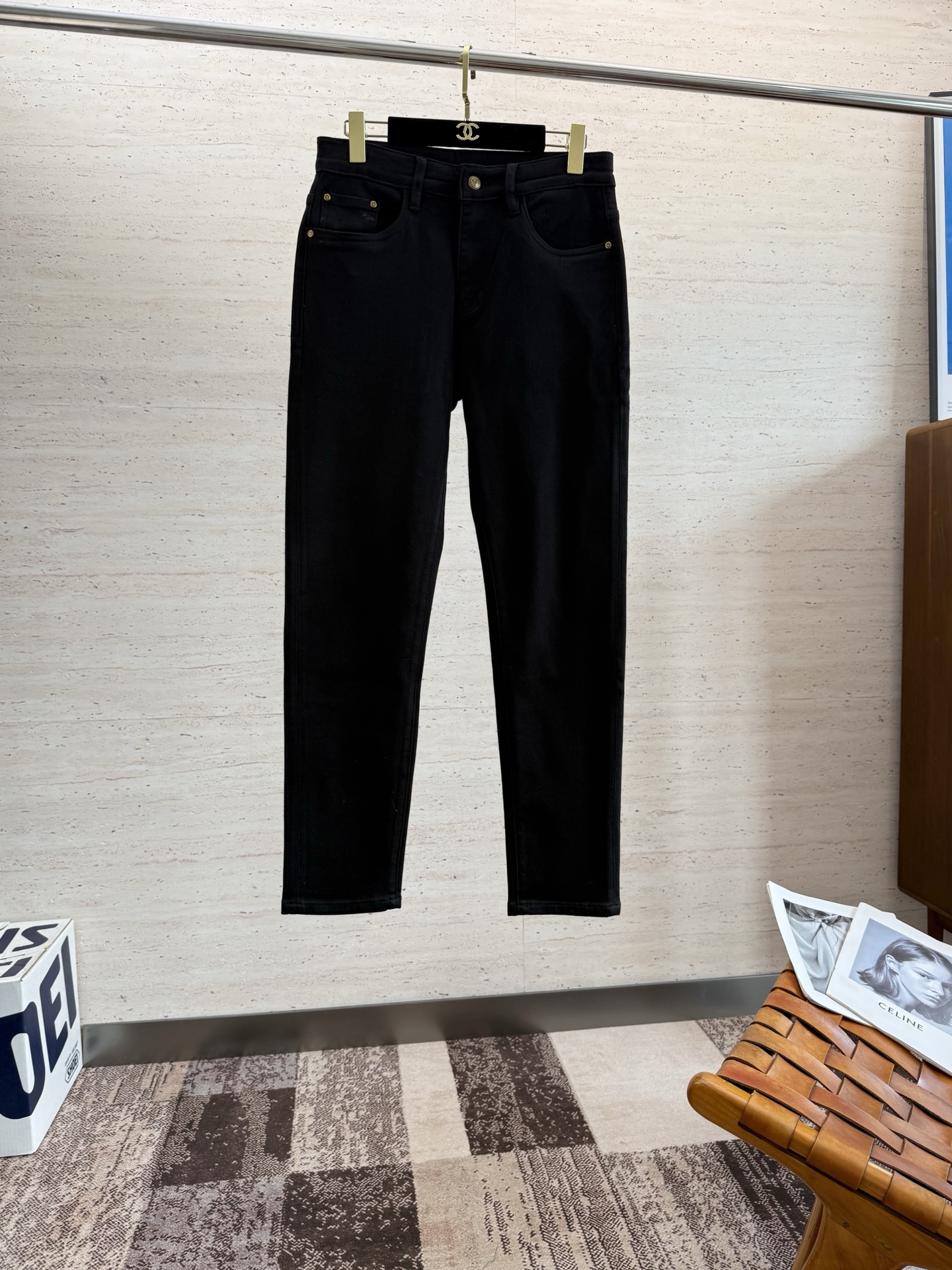 NO:532073,VER25S men's straight jeans for autumn and winter... Made of cotton denim fabric, soft texture without losing muscles and bones, dry and tough feel. Classic iconic embossed logo, soul-like embellishment. All indicators are top-quality, which naturally brings an excellent body feel!  !  !  Number of codes: 29-38 No 37, jeans, alexander wang19860909VER25S秋冬男士直筒牛仔裤…棉质牛仔面料打造 质地柔软又不失筋骨,手感干爽有韧性 经典的标志性浮雕徽标,灵魂般的点缀 各项指标皆为上品,自然带来极佳的上身体感！！！码数: 29-38无37,,jeans,alexander wang,Men's clothing