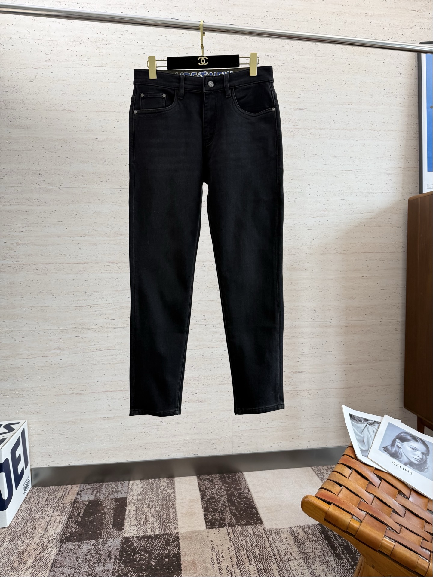 NO:529990,VER25S men's straight jeans for autumn and winter... Made of cotton denim fabric, soft texture without losing muscles and bones, dry and tough feel. Classic iconic embossed logo, soul-like embellishment. All indicators are top-quality, which naturally brings an excellent body feel!  !  !  Number of codes: 29-38 No 37, jeans, alexander wang19860909VER25S秋冬男士直筒牛仔裤…棉质牛仔面料打造 质地柔软又不失筋骨,手感干爽有韧性 经典的标志性浮雕徽标,灵魂般的点缀 各项指标皆为上品,自然带来极佳的上身体感！！！码数: 29-38无37,,jeans,alexander wang,Men's clothing