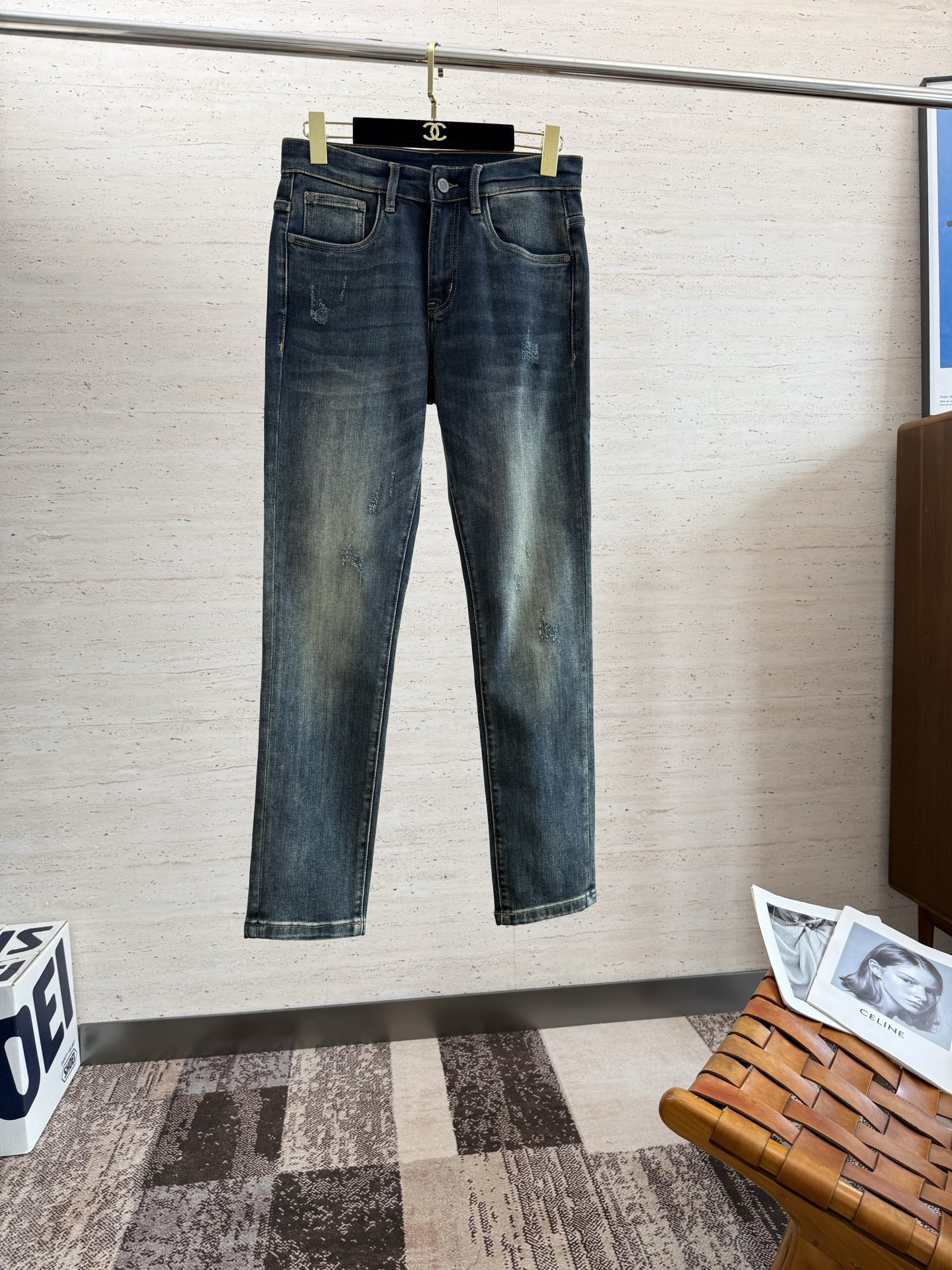 NO:532081,LOE25S men's straight jeans for autumn and winter... Made of cotton denim fabric, soft texture without losing muscles and bones, dry and tough feel. Classic iconic embossed logo, soul-like embellishment. All indicators are top-quality, which naturally brings an excellent body feel!  !  !  Number of codes: 29-38 No 37, loewe, jeans, alexander wang19860909LOE25S秋冬男士直筒牛仔裤…棉质牛仔面料打造 质地柔软又不失筋骨,手感干爽有韧性 经典的标志性浮雕徽标,灵魂般的点缀 各项指标皆为上品,自然带来极佳的上身体感！！！码数: 29-38无37,,loewe,jeans,alexander wang,Men's clothing