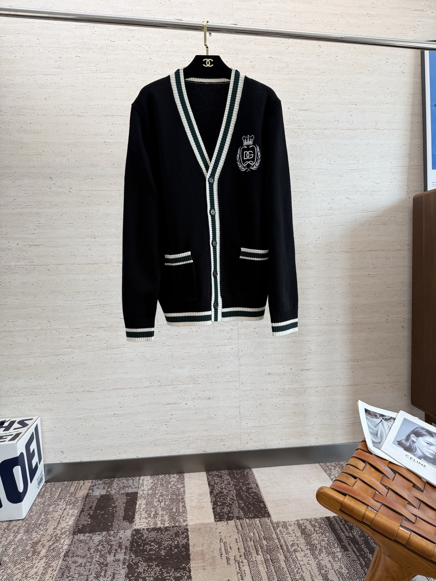 NO:532079,DG25S men's wool cardigan jacket for autumn and winter...... Standard equipment for autumn and winter, simple and not simple wool cardigan!  !  It is completely luxurious. Whether it is worn alone or in the inner wear, the upper body looks good and perfect!  Select high-quality wool blend texture, soft and comfortable to touch... The style is slightly loose!  !  The upper body has a very comfortable feeling, no slim style restraint, and a falling shoulder-like contrasting color line feel!  !  Push...code S-2XL, Jackets & coats,alexander wang19860909DG25S秋冬男士羊毛开衫外套…………秋冬标配备,型简意不简羊毛开衫！！完全不乏贵气.不管是单穿还是内搭,上身随意搭配都好看,都非常完美！甄选优质羊毛混纺质地,手感柔软舒适…………版型属于微宽松！！上身有着很好舒适感,没有修身款束缚感,落肩式的撞色线条感！！推送...码数S-2XL,,jackets & coats,alexander wang,Men's clothing