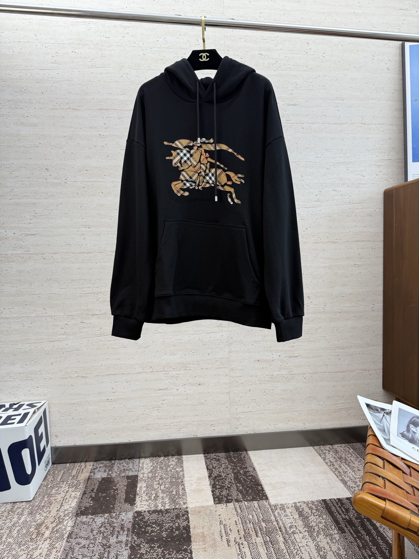 NO:532072,BUR25SS men's hooded sweatshirt for early autumn......Community versatile styles not only require simple styles and styles, but more importantly, its fabric texture can conquer the public and become a popular hot item!  Created by customer-supplied knitted cotton, the touch of the skin is dense and intimate, and the clever and drape feel are excellent. The actual product instantly gives you the desire to buy back!  !  !  S-XL, Burberry, hoodie, sweatshirts, hats, alexander wang19860909BUR25SS早秋男士连帽卫衣.......通勤百搭款,不仅需要样式版型简洁 更重要是它的面料质感才能征服大众成为炙手可热的热门单品！客供针织棉打造 绵密亲肤的触感,其次挺括感与垂坠感都相当出色,实物到手瞬间让你有无限回购的渴望！！！码数S-XL,,burberry,hoodie,sweatshirts,hats,alexander wang,Men's clothing