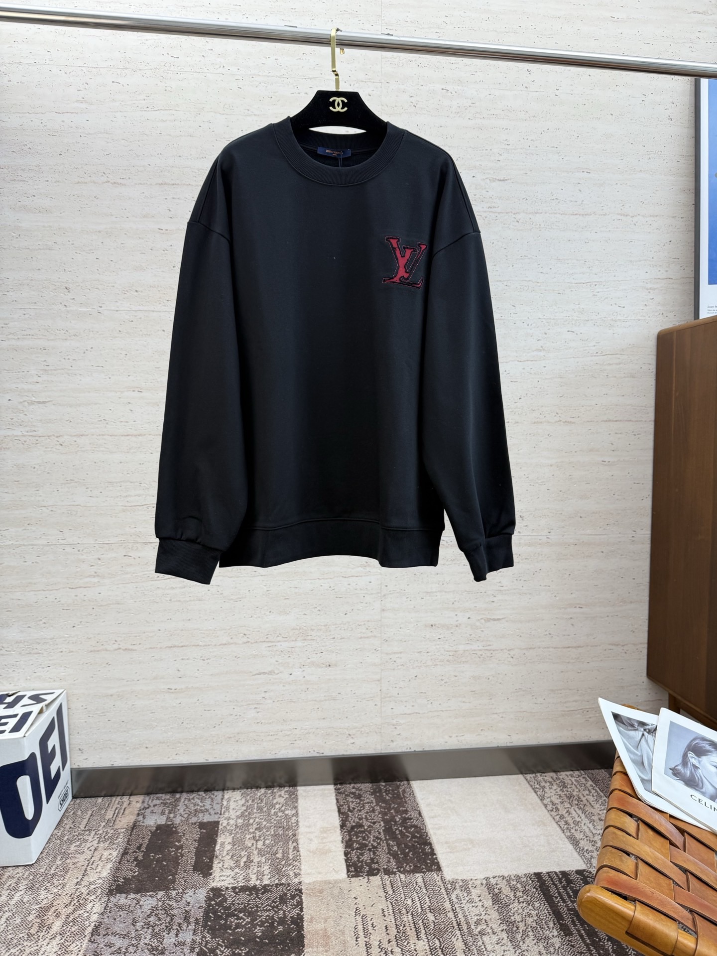 NO:532090,LV25SS men's round neck long-sleeved sweatshirt for early autumn......Community versatile style, not only does it require a simple style, but more importantly, its fabric texture can conquer the public and become a popular hot item!  Created by customer-supplied knitted cotton, the touch of the skin is dense and intimate, and the clever and drape feel are excellent. The actual product instantly gives you the desire to buy back!  !  !  S-XL, louis vuitton, hoodie, sweatshirts, alexander wang19860909LV25SS早秋男士圆领长袖卫衣.......通勤百搭款,不仅需要样式版型简洁 更重要是它的面料质感才能征服大众成为炙手可热的热门单品！客供针织棉打造 绵密亲肤的触感,其次挺括感与垂坠感都相当出色,实物到手瞬间让你有无限回购的渴望！！！码数S-XL,,louis vuitton,hoodie,sweatshirts,alexander wang,Men's clothing