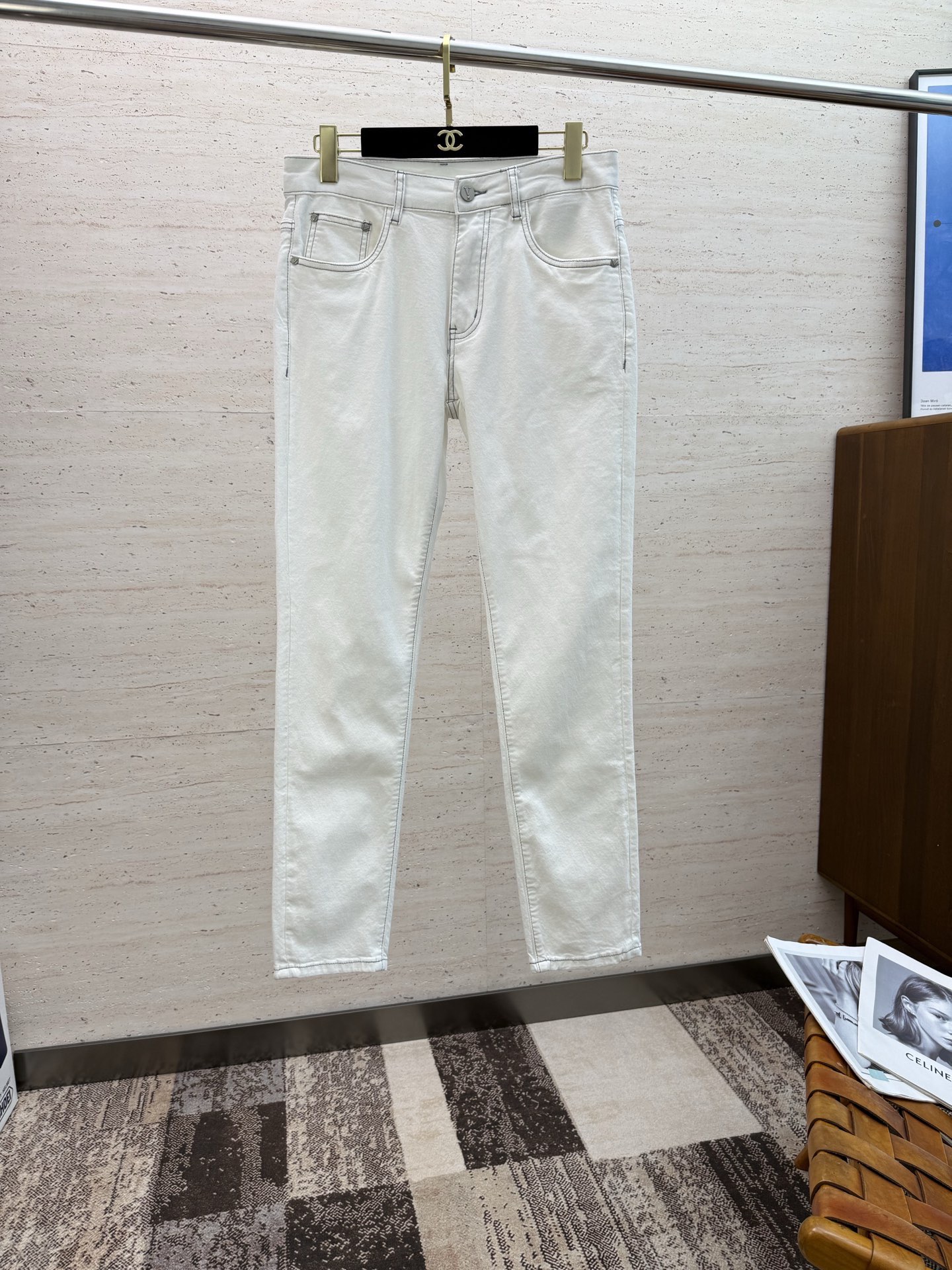 NO:532108,VAL25S Spring and Autumn Men's Straight Jeans... Made of cotton denim fabric, soft texture without losing muscles and bones, dry and tough feel. Classic iconic relief logo, soul-like embellishment. All indicators are top-quality, which naturally brings an excellent body feel!  !  yard count, jeans,alexander wang19860909VAL25S春秋男士直筒牛仔裤…棉质牛仔面料打造 质地柔软又不失筋骨,手感干爽有韧性 经典的标志性浮雕徽标,灵魂般的点缀 各项指标皆为上品,自然带来极佳的上身体感！！码数,,jeans,alexander wang,Men's clothing