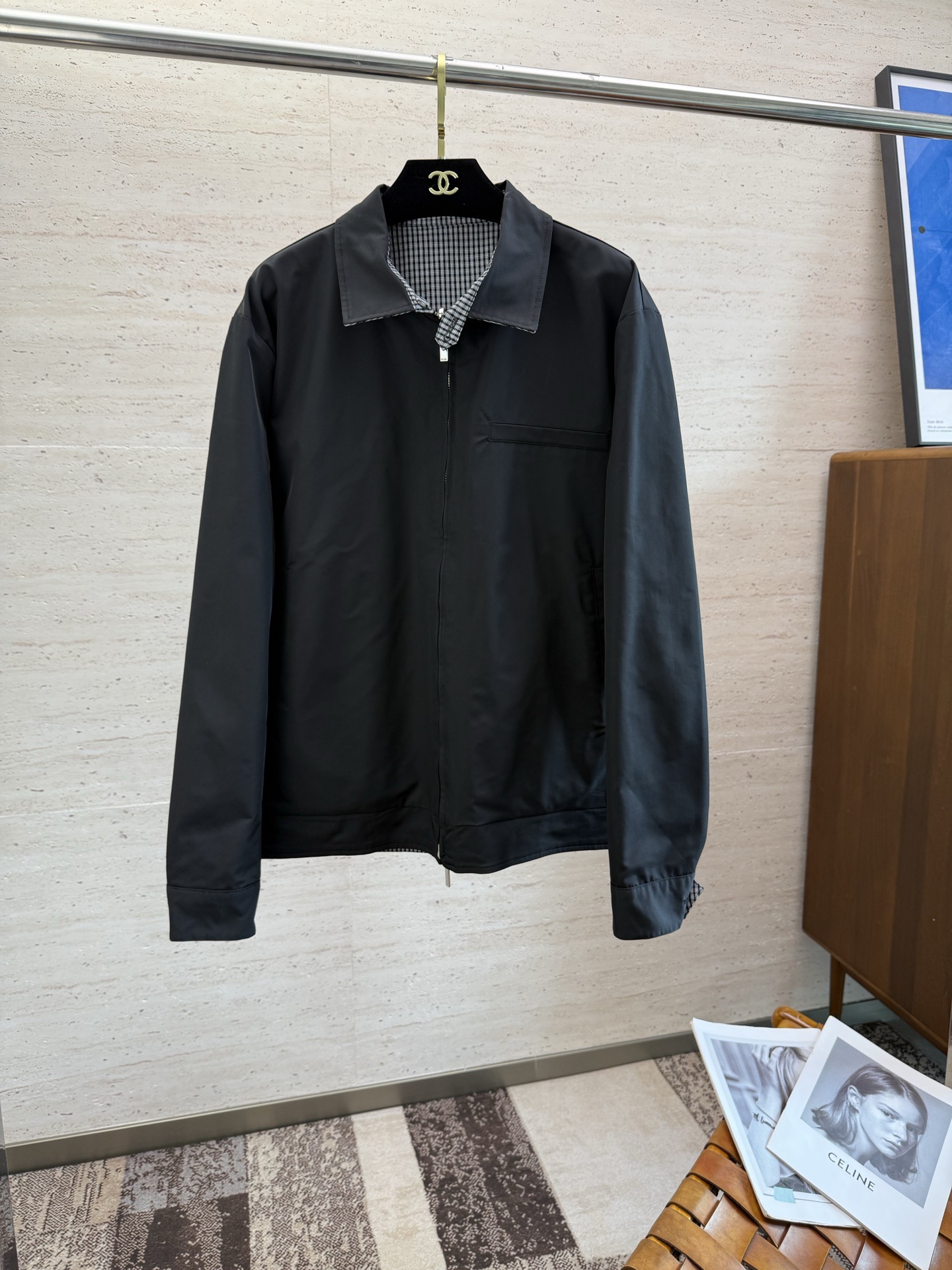 NO:532082,CD25S new men's double-sided lapel jacket...A top-notch item that is absolutely heavy-industrial, double-sided and double-colored injecting modern and innovative into the classic wardrobe... Very high-end texture, extremely practical and very good scraping...M-2XL,,jackets & coats,jackets & coats,alexander wang19860909CD25S新款男士双面穿翻领夹克外套........一款绝对重工的顶级单品,双面双色为经典衣橱注入现代新意.......非常高档次的质地,实穿性极高 挺刮性极好..码数M-2XL,,jackets & coats,jackets & coats,alexander wang,Men's clothing