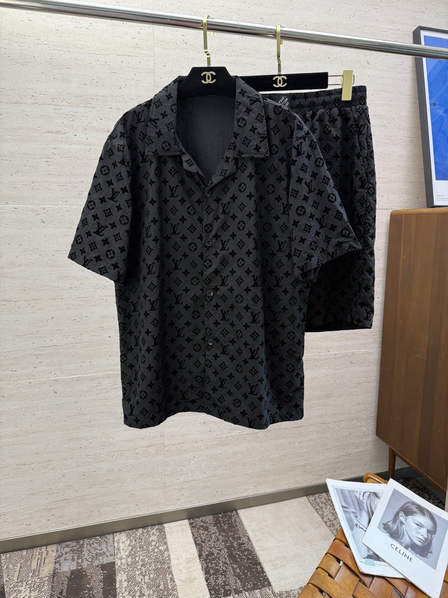 NO:532085,LV25S new men's casual lapel short sleeve shorts suit is comfortable and comfortable to look slim, lazy and casual, combined with clean and simple colors, it is particularly pleasing to look, suitable for daily wear~ I love to launch sports items embellish and energetic to welcome the arrival of the warm season. Number: M-2XL, louis vuitton, shorts, T-shirt, alexander wang19860909LV25S新款男士休闲翻领短袖短裤套装穿上就是舒适自在又显瘦的存在,慵懒而随性,结合干净简单的色系就特别耐看,适合日常穿着~倾情推出缀饰活力的运动单品,迎接温暖季节的到来.码数:M-2XL,,louis vuitton,shorts,T-shirt,alexander wang,Men's clothing