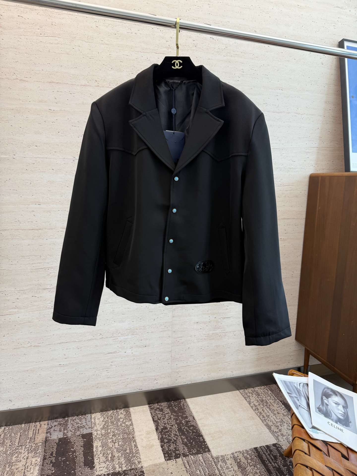 NO:532094,(Original purchase and development) LOUIS VUITTON Wool smudged buckle suit jacket ●159800 purchase and development ●Item number 12700-B20 ●Fabric wool ●Craft inlay ●Fit fit style ●Size 46-48-50-52  ●Description is made of wool fabric, weighing 480g, spinning and dyeing with new sheared wool material of this year, dust-free and electrostatic workshop high-speed rapier woven embroidery, double-sided weaving, reverse satin pattern on the front, matching 60s cotton imitation twill lining, rear pocket template motorcycle leather embossed stamp, Swiss tooth bronze square pull-head and tail zipper, I-shaped buckle + rivet are made of bronze material ancient gold bottom support, inlaid with lettering film turquoise flat bottom buckle, surface hand-drawn after blowing the paint, the blower blows the paint and seals the bright transparent glaze, the overall visual has a halo effect.,,louis vuitton, jackets & coats, business suit, alexander wang19860909（原版购入开发）LOUIS VUITTON 羊毛晕染扣西装外套 ●159800购入开发 ●货号12700-B20 ●面料羊毛 ●工艺镶嵌 ●版型合身版型 ●尺码46-48-50-52 ●描述采用绵羊毛面料,克重480g,采用本年度新剪绵羊毛材料纺纱染色,无尘除静电车间高速剑杆机织生胚,双面织法,反面缎纹正面乱麻纹路,配套60s全棉仿天丝斜纹里布,后幅口袋模版机车真皮浮雕压花章仔,瑞士牙青铜方片拉头闭尾拉链,工字扣+铆钉采用青铜材质古金色底托,内里镶嵌刻字膜绿松石平底扣,表面手工点漆后鼓风机吹散漆料后封高亮透明釉质,整体视觉有晕色效果.,,louis vuitton,jackets & coats,business suit,alexander wang,Men's clothing