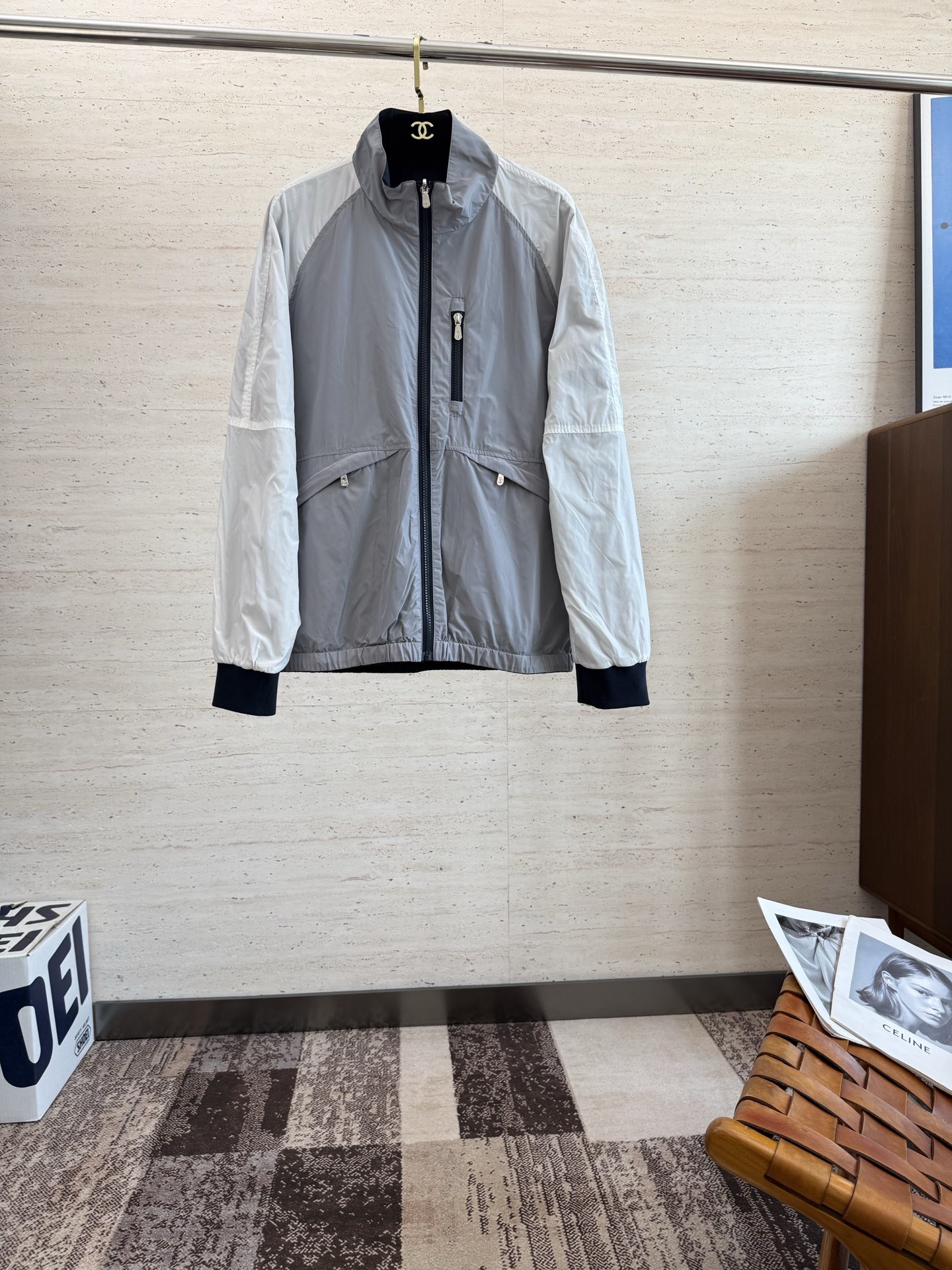 NO:532106,BC25S new men's double-sided stand-up collar jacket...A top-notch item that is absolutely heavy-industrial, double-sided and double-colored injecting modern and innovative into the classic wardrobe... Very high-end texture, extremely practical and very good scraping...Digits 48-56,,jackets & coats,jackets & coats,alexander wang19860909BC25S新款男士双面穿立领夹克外套........一款绝对重工的顶级单品,双面双色为经典衣橱注入现代新意.......非常高档次的质地,实穿性极高 挺刮性极好..码数48-56,,jackets & coats,jackets & coats,alexander wang,Men's clothing