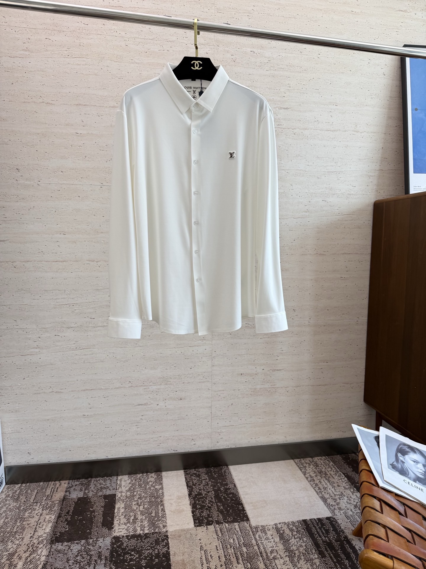 NO:532083,LV25SS men's long-sleeved shirt for early autumn... Customer-supplied cotton fabric, high density, silky and delicate touch, excellent close-fitting comfort and breathability, can accompany you to calmly deal with the four seasons of clothing... The classic LOGO body gives a new artistic conception... The basic combination of style cuts, the style is hard and upright, and the upper body is elegant and extraordinary, and it is effortless for daily business and casual matching!  !  !  Code number M-4XL, louis vuitton,shirts,alexander wang19860909LV25SS早秋男士长袖衬衫......客供棉质面料 密度高触感丝滑细腻 贴身舒适度与透气性都相当出色,能够伴你从容的应对四季穿着搭配.....衣身经典LOGO,给予全新意境遐想.......基础合体的版型裁剪,版型筋骨硬挺立正,上身气质儒雅不凡,对于日常商务休闲搭配不费吹灰之力！！！码数 M-4XL,,louis vuitton,shirts,alexander wang,Men's clothing