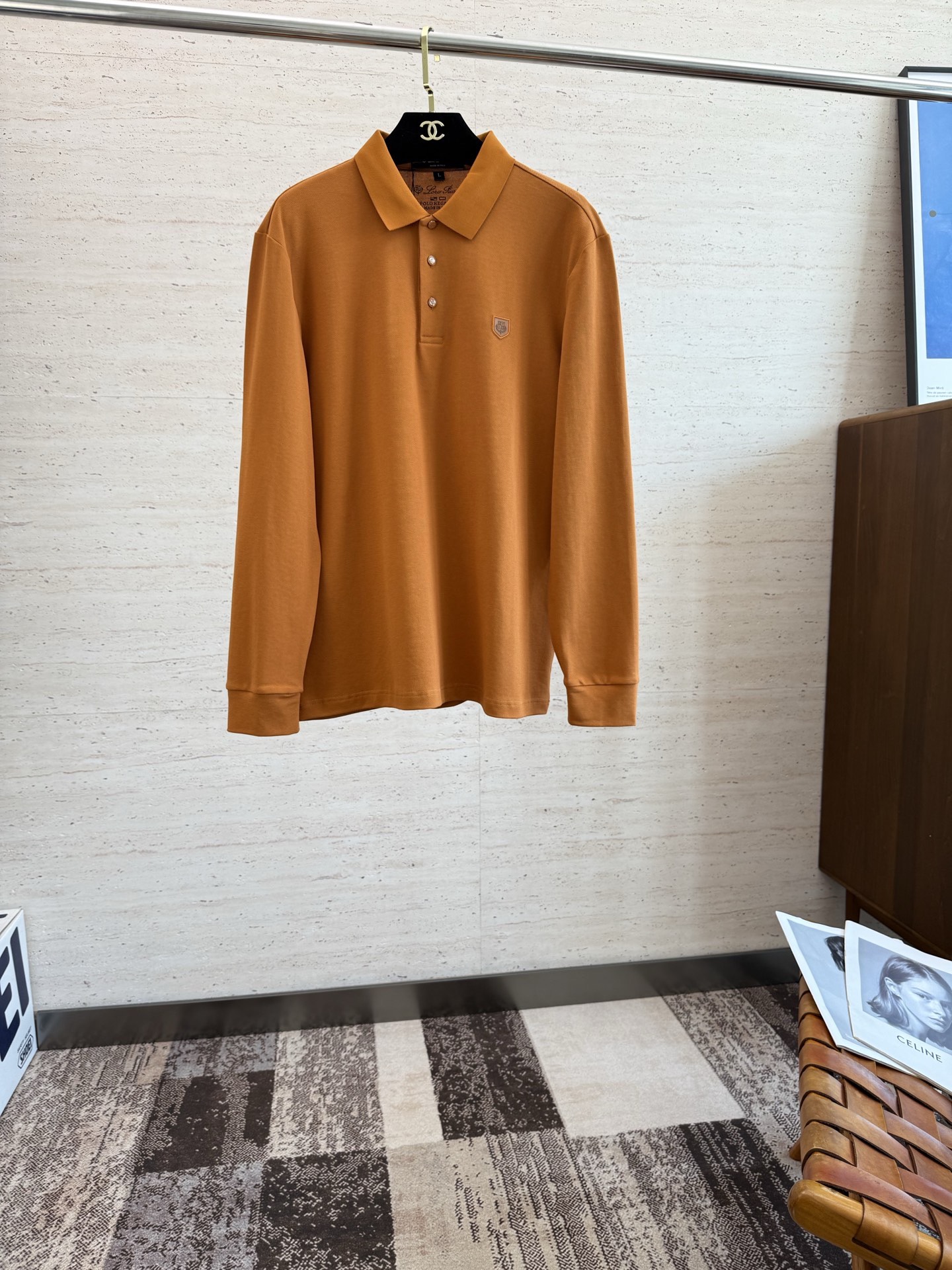 NO:532086,LP.25S early autumn men's long-sleeved POLO iconic LOGO logo on the chest. Overall, it is very light business and casual!  Pure cotton fabric, light, comfortable and smooth upper body, it is definitely a piece that makes you feel good for money!  !  !  Code number M-4XL, loro piana, alexander wang19860909LP.25S早秋男士长袖POLO 胸前标志性LOGO徽标 整体非常的轻商务休闲！纯棉面料,上身轻盈舒适顺滑 到手绝对让你觉得物有所值的一件单品！！！ 码数M-4XL,,loro piana,alexander wang,Men's clothing