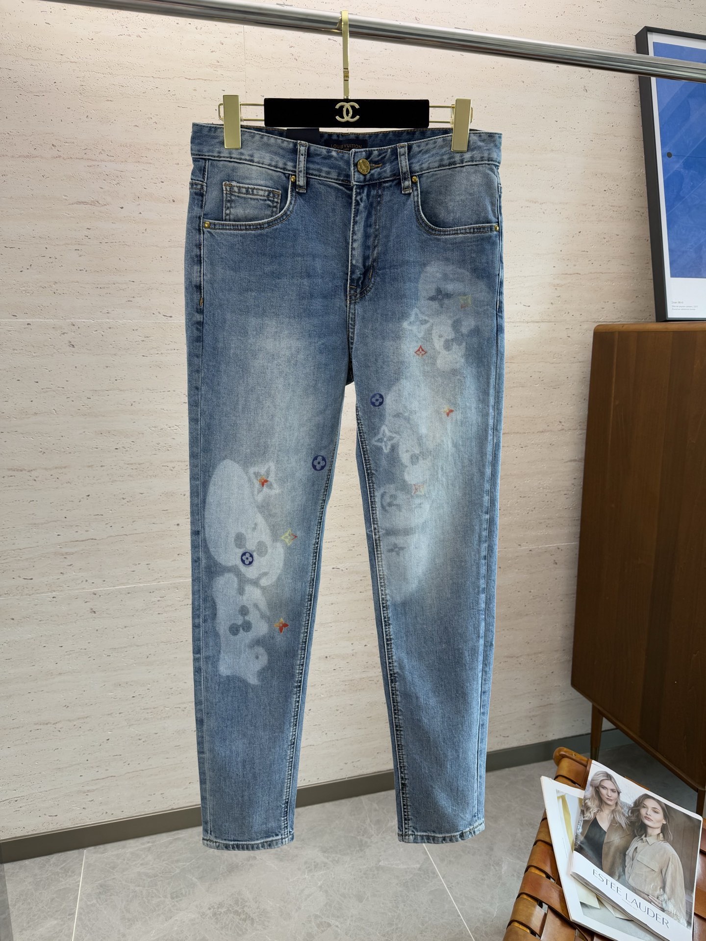 NO:532089,LV25S Spring and Autumn Men's Straight Jeans Cotton Denim Fabric Cream is made of soft texture without losing muscles and bones, and has a dry and tough feel. Classic iconic embossed logo, soul-like embellishment. All indicators are top-quality, which naturally brings an excellent body feel!  !  !  Count 29-3635, louis vuitton,jeans,alexander wang19860909LV25S春秋男士直筒牛仔裤棉质牛仔面料打造 质地柔软又不失筋骨,手感干爽有韧性 经典的标志性浮雕徽标,灵魂般的点缀 各项指标皆为上品,自然带来极佳的上身体感！！！码数29-3635,,louis vuitton,jeans,alexander wang,Men's clothing