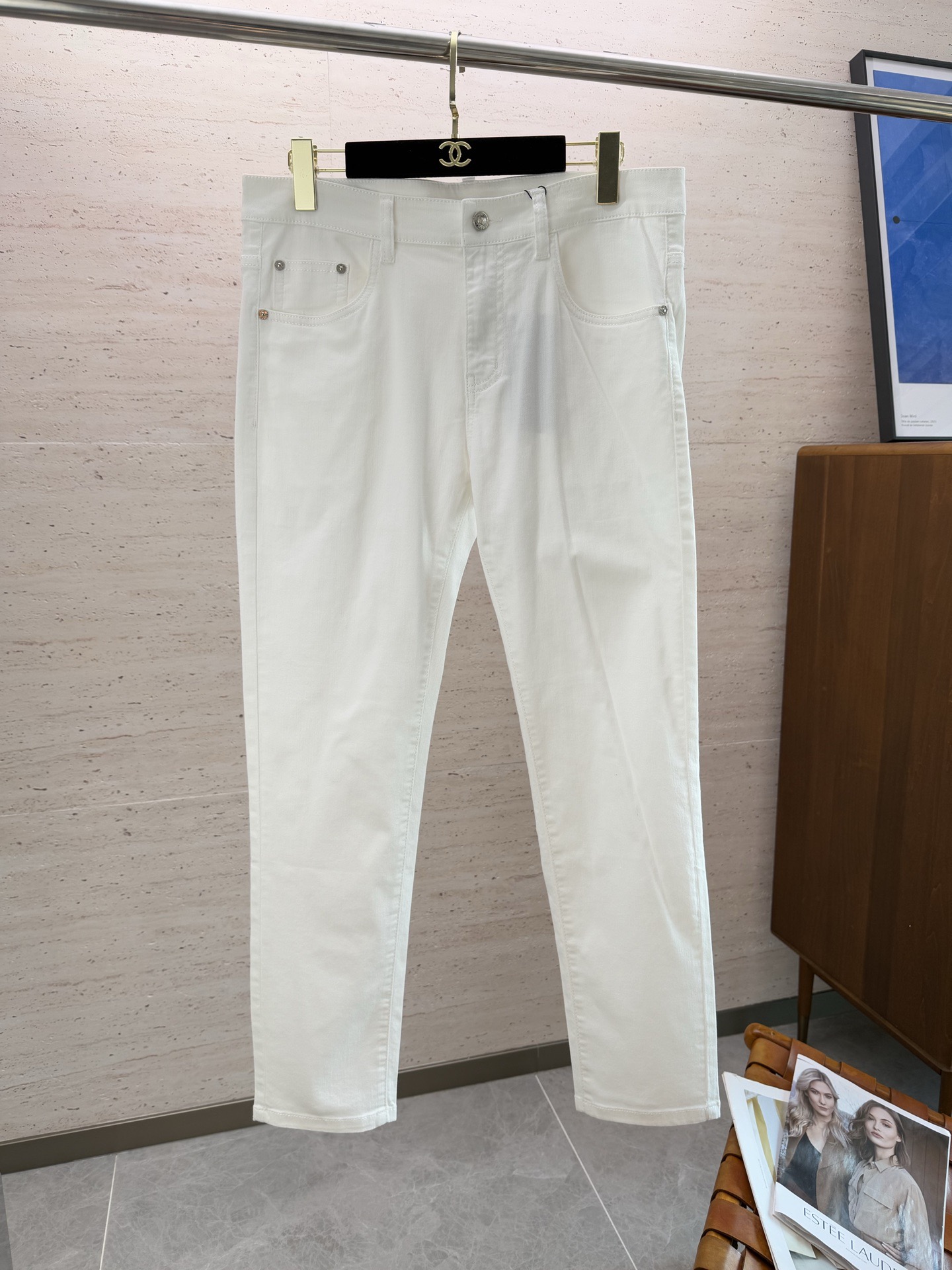 NO:532098,DG25S Spring and Autumn Men's Straight Jeans Cotton Denim Fabric Cream is made of soft texture without losing muscles and bones, and has a dry and tough feel. Classic iconic embossed logo, soul-like embellishment. All indicators are top-quality, which naturally brings an excellent body feel!  !  !  29-38, jeans,alexander wang19860909DG25S春秋男士直筒牛仔裤棉质牛仔面料打造 质地柔软又不失筋骨,手感干爽有韧性 经典的标志性浮雕徽标,灵魂般的点缀 各项指标皆为上品,自然带来极佳的上身体感！！！码数29-38,,jeans,alexander wang,Men's clothing