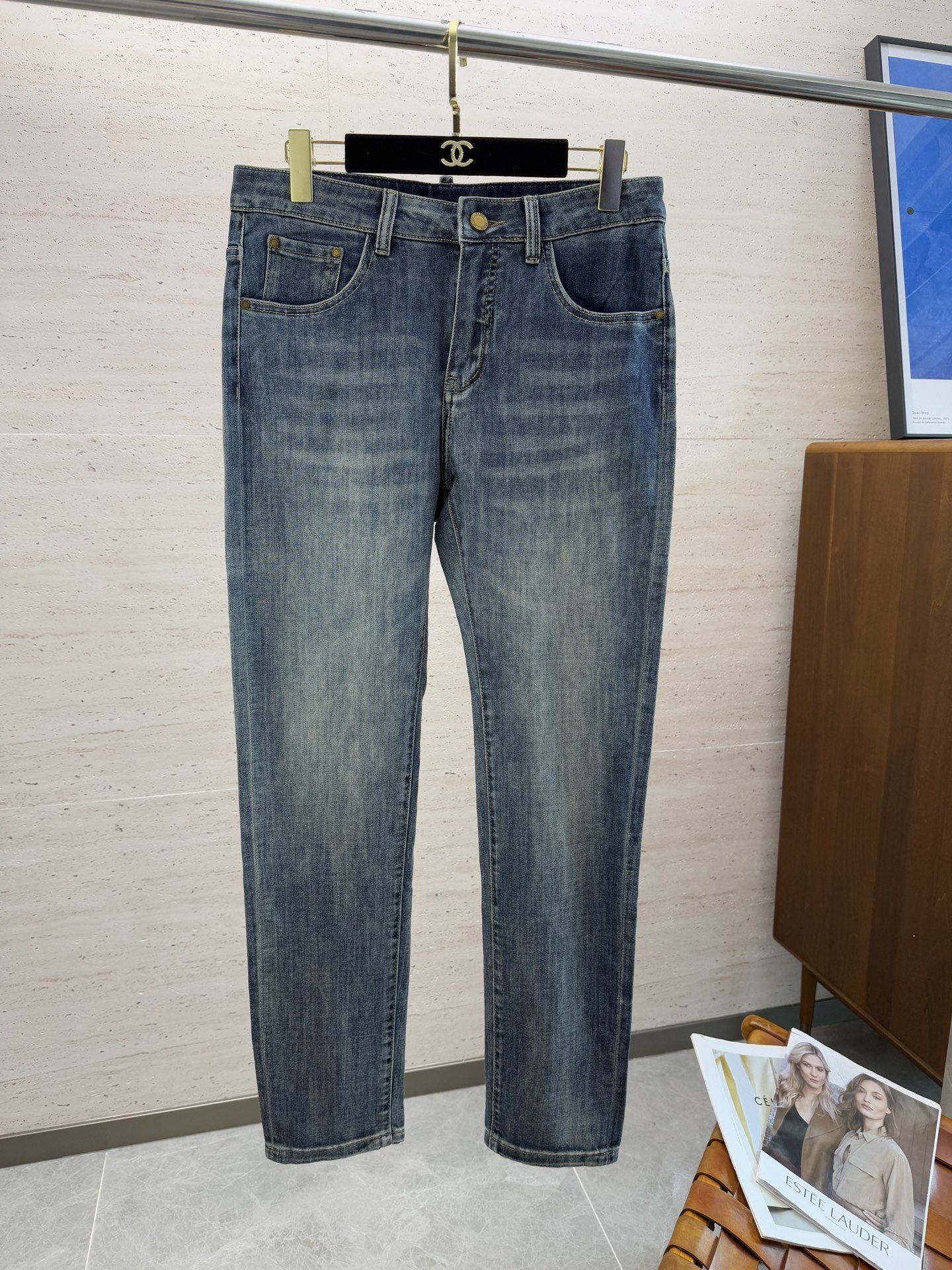 NO:532095,LV25S Spring and Autumn Men's Straight Jeans Cotton Denim Fabric Cream is made of soft texture without losing muscles and bones, and has a dry and tough feel. Classic iconic embossed logo, soul-like embellishment. All indicators are top-quality, which naturally brings an excellent body feel!  !  !  Count 29-38, louis vuitton, jeans, alexander wang19860909LV25S春秋男士直筒牛仔裤棉质牛仔面料打造 质地柔软又不失筋骨,手感干爽有韧性 经典的标志性浮雕徽标,灵魂般的点缀 各项指标皆为上品,自然带来极佳的上身体感！！！码数29-38,,louis vuitton,jeans,alexander wang,Men's clothing