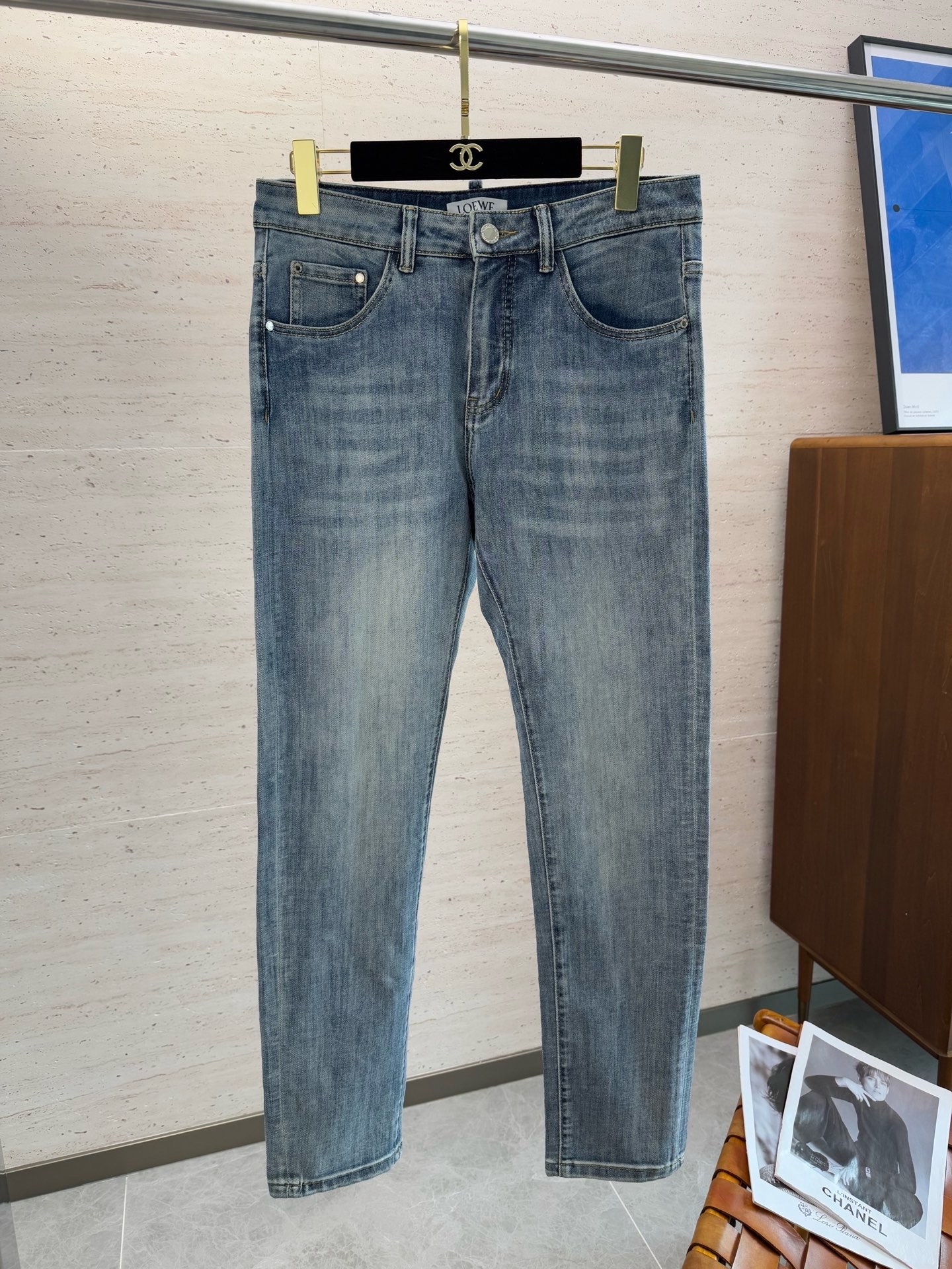 NO:540506,LOE25S Spring and Autumn Men's Straight Jeans Cotton Denim Fabric Cream is made of soft texture without losing muscles and bones, and has a dry and tough feel. Classic iconic embossed logo, soul-like embellishment. All indicators are top-quality, which naturally brings an excellent body feel!  !  !  Count 29-38, loewe, jeans, alexander wang19860909LOE25S春秋男士直筒牛仔裤棉质牛仔面料打造 质地柔软又不失筋骨,手感干爽有韧性 经典的标志性浮雕徽标,灵魂般的点缀 各项指标皆为上品,自然带来极佳的上身体感！！！码数29-38,,loewe,jeans,alexander wang,Men's clothing