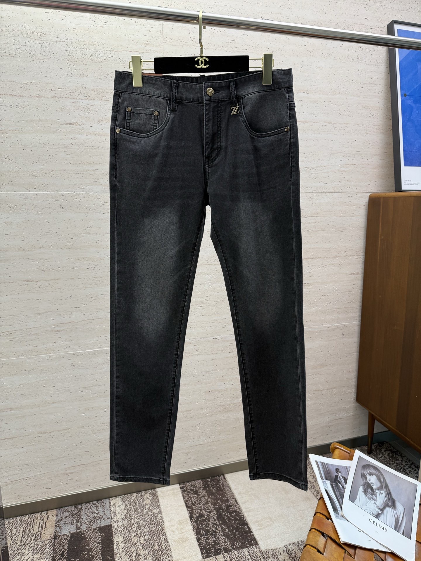 NO:540509,ZZ 25S spring and summer men's straight jeans... made of cotton denim fabric, soft texture without losing muscles and bones, dry and tough feel. Classic iconic embossed logo, soul-like embellishment. All indicators are top-quality, which naturally brings an excellent body feel!  !  !  Number of codes: 29-3837, jeans,alexander wang19860909ZZ 25S春夏男士直筒牛仔裤…棉质牛仔面料打造 质地柔软又不失筋骨,手感干爽有韧性 经典的标志性浮雕徽标,灵魂般的点缀 各项指标皆为上品,自然带来极佳的上身体感！！！码数: 29-3837,,jeans,alexander wang,Men's clothing