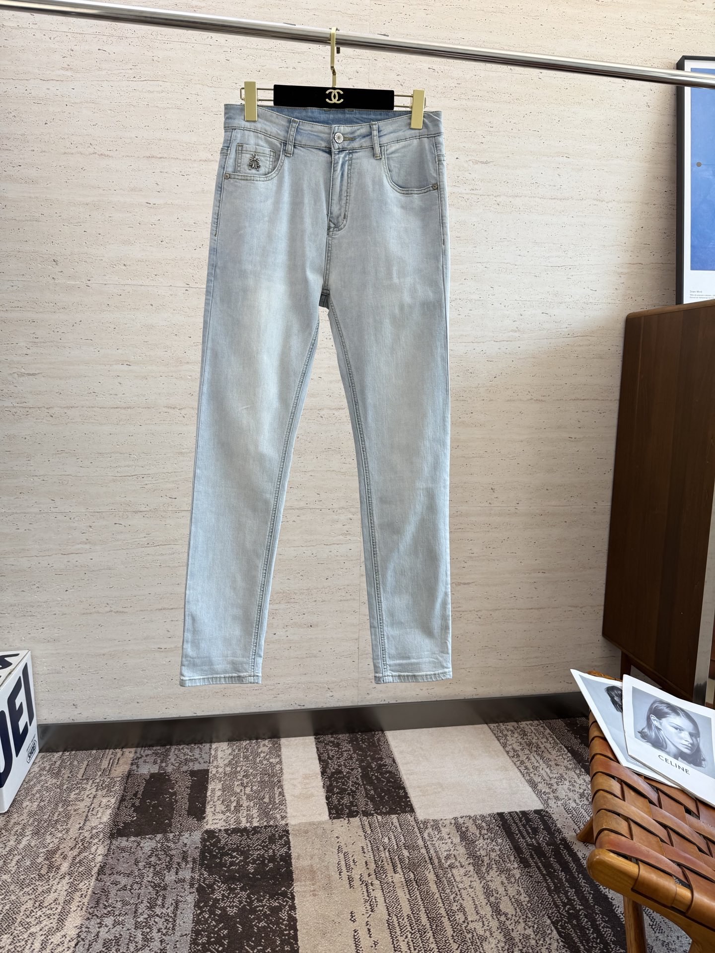 NO:540520,CHR25S Spring and Autumn Men's Straight Wide-Legging Jeans Made of Cotton denim fabric, soft texture without losing muscles and bones, dry and tough feel. Classic iconic relief logo, soul-like embellishment. All indicators are top-quality, which naturally brings an excellent body feel!  !  !  Number of codes 29-3835 37, jeans,alexander wang19860909CHR25S春秋男士直筒阔腿牛仔裤 棉质牛仔面料打造 质地柔软又不失筋骨,手感干爽有韧性 经典的标志性浮雕徽标,灵魂般的点缀 各项指标皆为上品,自然带来极佳的上身体感！！！码数29-3835 37,,jeans,alexander wang,Men's clothing