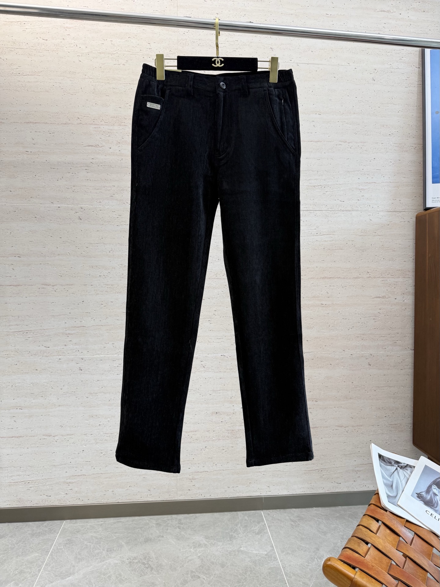 NO:540528,HER25S autumn and winter new home business casual pants......High vertical striped corduroy fabric!  !  !  !  The delicate and softness are extraordinary... The popular TOP is versatile and practical!  !  !  Customer-supplied high-end corduroy fabric, super heavy and thick, soft and comfortable to touch, very high-end retro and fashionable!  !  !  Metal letters and logo embellishments in the back pocket... The visual style is elegant and tuning. Number M-3XL, alexander wang19860909HER25S秋冬新款家商务休闲裤………高级竖条纹灯芯绒面料！！！！细腻柔软程度非同一般……人气TOP 百搭和实用性超级高！！！客供高级灯芯绒面料,超重磅厚实,触感柔软舒适 非常高级复古且时髦！！！后口袋处字母金属徽标点缀……视觉画风有品有调 码数M-3XL,,alexander wang,Men's clothing