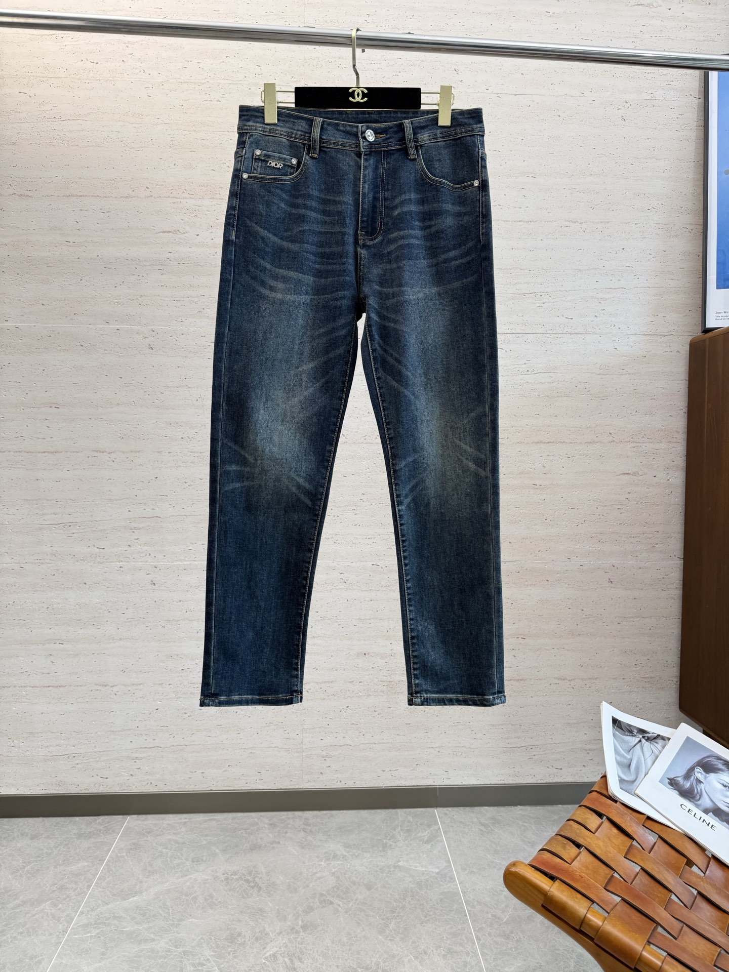 NO:540524,CD25S Spring and Autumn Men's Straight Jeans Cotton Denim Fabric Cream is made of soft texture without losing muscles and bones, and has a dry and tough feel. Classic iconic embossed logo, soul-like embellishment. All indicators are top-quality, which naturally brings an excellent body feel!  !  !  29-38, jeans,alexander wang19860909CD25S春秋男士直筒牛仔裤棉质牛仔面料打造 质地柔软又不失筋骨,手感干爽有韧性 经典的标志性浮雕徽标,灵魂般的点缀 各项指标皆为上品,自然带来极佳的上身体感！！！码数29-38,,jeans,alexander wang,Men's clothing