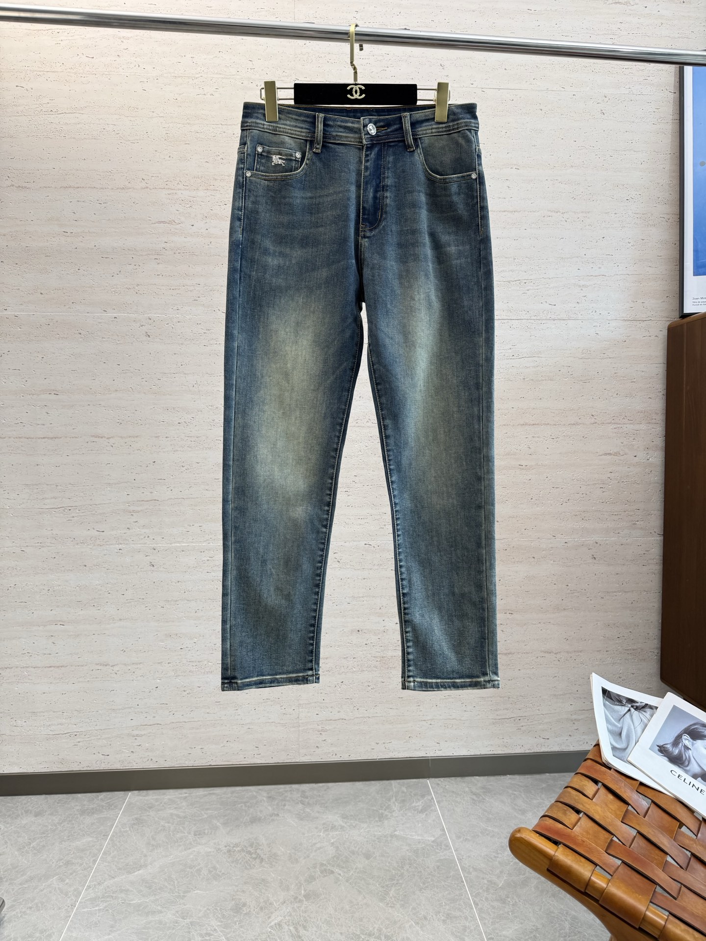 NO:540522,BUR25S Spring and Autumn Men's Straight Jeans Cotton Denim Fabric Cream is made of soft texture without losing muscles and bones, and has a dry and tough feel. Classic iconic embossed logo, soul-like embellishment. All indicators are top-quality, which naturally brings an excellent body feel!  !  !  Count 29-38, burberry, jeans, alexander wang19860909BUR25S春秋男士直筒牛仔裤棉质牛仔面料打造 质地柔软又不失筋骨,手感干爽有韧性 经典的标志性浮雕徽标,灵魂般的点缀 各项指标皆为上品,自然带来极佳的上身体感！！！码数29-38,,burberry,jeans,alexander wang,Men's clothing