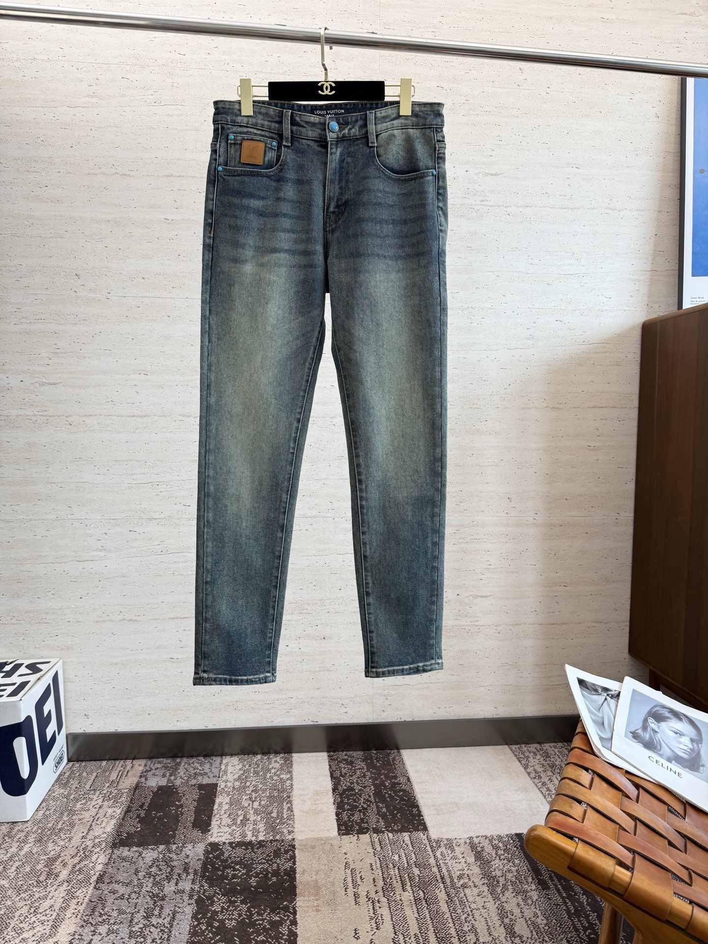 NO:540521,LV25S men's straight jeans for autumn and winter... Made of cotton denim fabric, soft texture without losing muscles and bones, dry and tough feel. Classic iconic embossed logo, soul-like embellishment. All indicators are top-quality, which naturally brings an excellent body feel!  !  !  Number of codes: 29-38, louis vuitton,jeans,alexander wang19860909LV25S秋冬男士直筒牛仔裤…棉质牛仔面料打造 质地柔软又不失筋骨,手感干爽有韧性 经典的标志性浮雕徽标,灵魂般的点缀 各项指标皆为上品,自然带来极佳的上身体感！！！码数: 29-38,,louis vuitton,jeans,alexander wang,Men's clothing