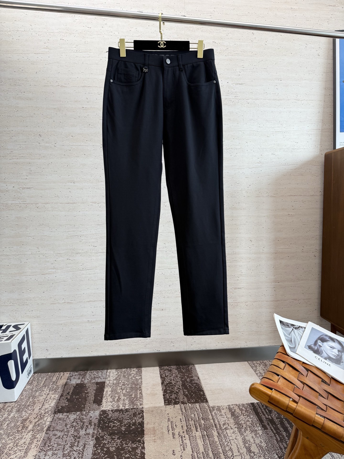 NO:540523,TF25S men's straight jeans for autumn and winter... Made with super fine imitation cotton yarn blend fabric, soft texture without losing muscles and bones, dry and tough feel. Classic iconic embossed logo, soul-like embellishment. All indicators are top-quality, which naturally brings an excellent body feel!  !  !  Number of codes: 30-40 None 37 39,,tom ford,jeans,alexander wang19860909TF25S秋冬男士直筒牛仔裤…超细精仿棉纱混纺面料打造 质地柔软又不失筋骨,手感干爽有韧性 经典的标志性浮雕徽标,灵魂般的点缀 各项指标皆为上品,自然带来极佳的上身体感！！！码数: 30-40无37 39,,tom ford,jeans,alexander wang,Men's clothing