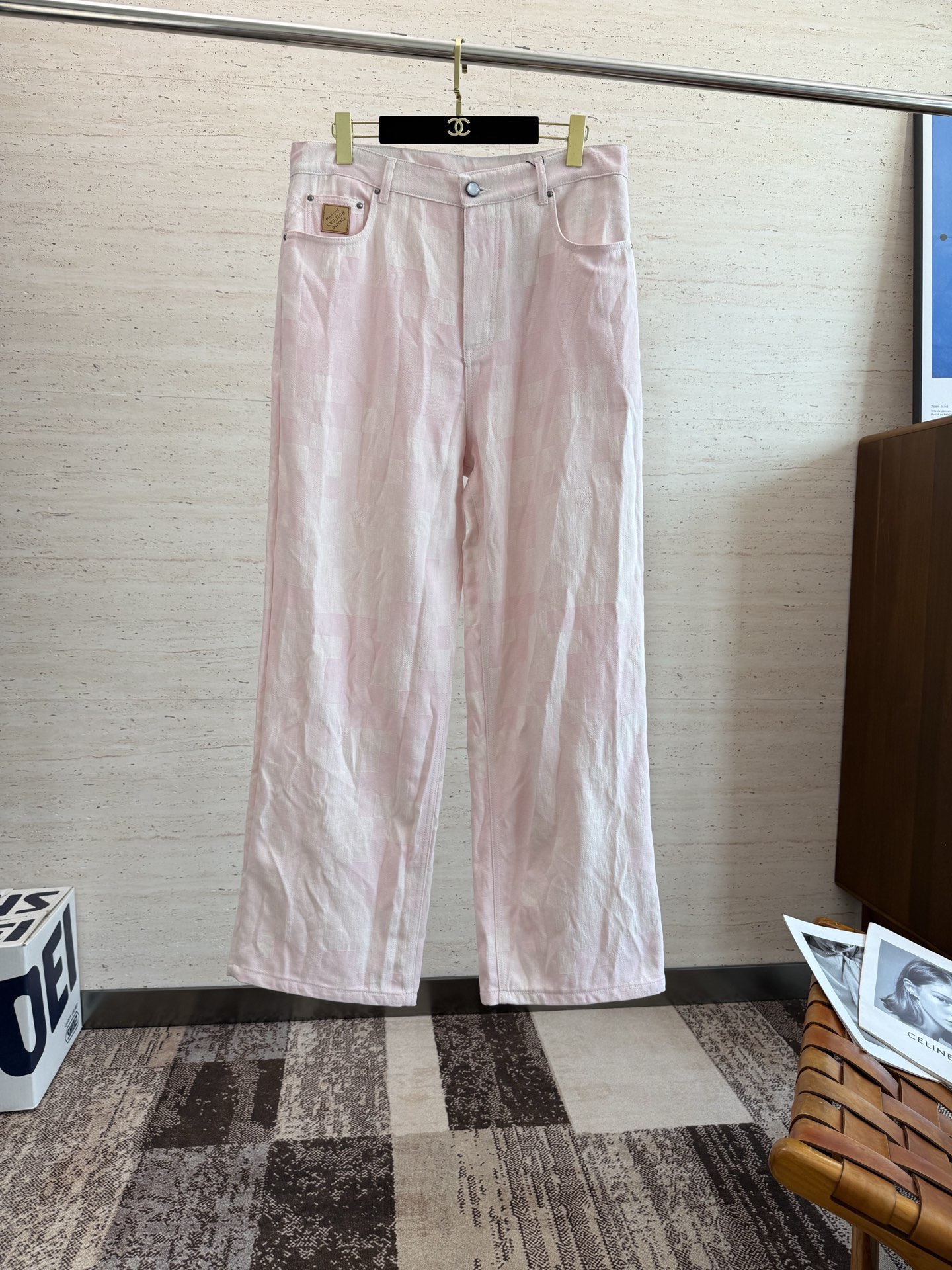 NO:540525,LV 25ss pink mosaic jeans YB purchased the model, using twill cotton denim jean fabric, multi-enzyme washing process to create a soft and natural effect, with brand logo pattern sewn in front of the chest pocket, and the rear is presented with a nubby leather label, logo inscription pearl buttons, and the back print expresses (the world is yours) slogan, revealing the trendy theme of the 2025 spring and summer show, the right hem depicts the logo, the label is in the center of the back, injecting fresh vitality into the casual shape, can match the same style to create a fashionable shape, custom auxiliary materials, complete three standards!  Same size: 30 32 34 36 Pants length 110111112113 Waist circumference 80848892 Hips circumference 99103 107 111,,louis vuitton,jeans,alexander wang19860909LV 25ss粉色马赛克牛仔裤 YB购入打版,采用斜纹棉丹宁牛仔面料,多重酵素水洗工艺处理,打造柔和自然效果,胸前口袋缝制品牌徽标图案点缀,后部呈现 正绒面革标签,标识铭纹珠光纽扣,后幅印花抒写（世界是你们的）标语,道出 2025 春夏秀场的潮流主题,右侧下摆描绘标识, 标签栖身后部中央,为休闲造型注入清新活力,能与同款搭配营造时尚造型,定制辅料,三标齐全！ 男女同款 码数:30 32 34 36 裤长110111112113 腰围80848892 臀围99103 107 111,,louis vuitton,jeans,alexander wang,Men's clothing