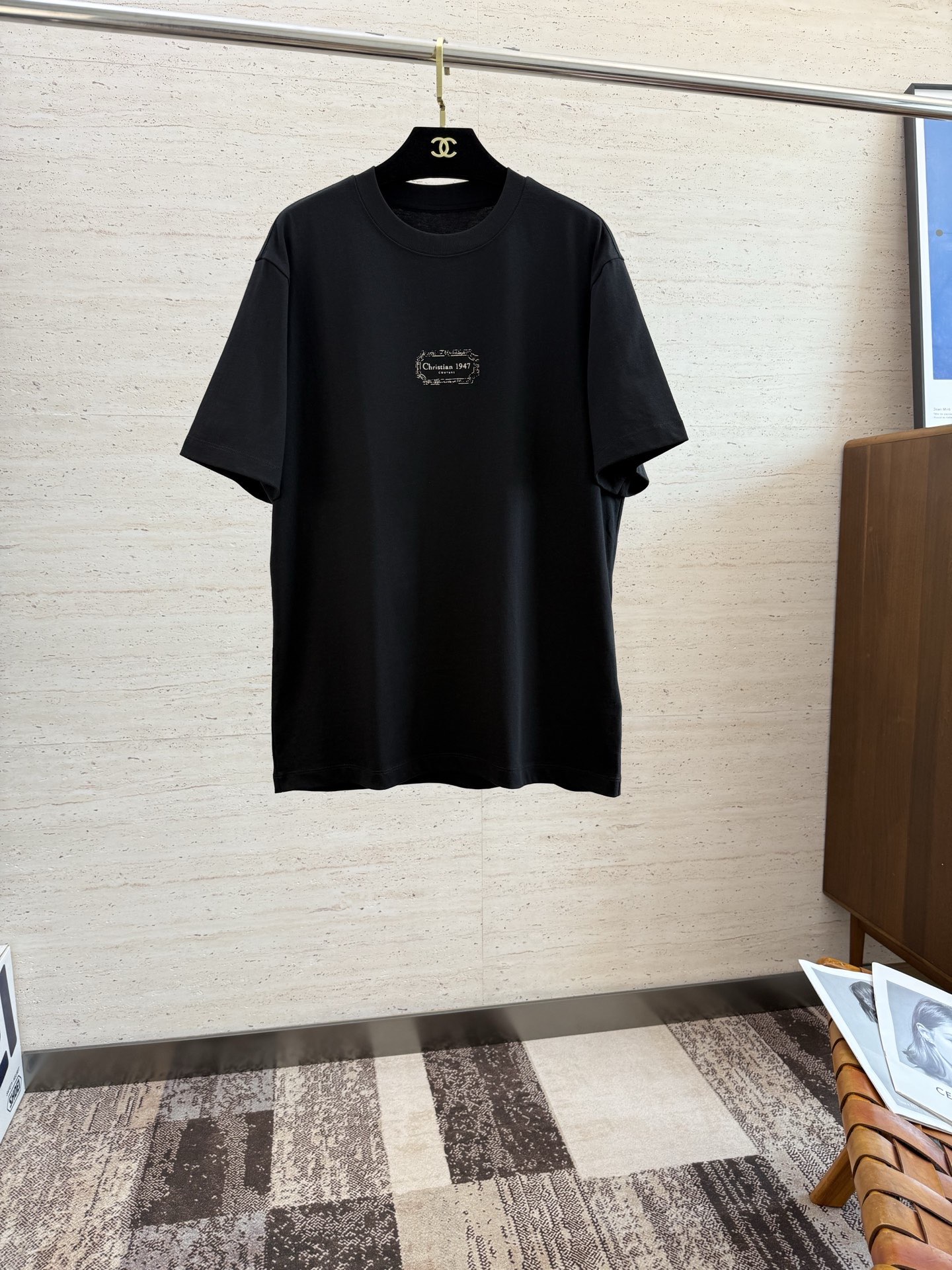 NO:540533,CD2025 Spring and Summer New Short Sleeves The overall color is bright and bright, with a smooth and soft feel, with a strong drape, natural and soft texture, super comfortable in the body, and a strong drape!  T-shirts are very comfortable and practical in daily wear, super toughness is better than ordinary cotton, the texture is delicate, soft and skin-friendly, the touch is light and cool, the color is bright and the color is fast, the breathability and drape are good.. Number of codes M-5XL, T-shirt,tees, t-shirt,alexander wang19860909CD2025 春夏新款短袖 整体上色泽较鲜明和光亮,手感顺滑揉软,悬垂感特强,质地自然柔软、贴身超级舒服,悬垂感特强！ T恤日常穿搭很自在很实用,超级的有韧性比起一般的棉手感质感都更好的,面料质地细腻、柔软、亲肤,触感轻薄凉爽,色泽艳丽色牢度高,透气性及悬垂性好..码数M-5XL,,T-shirt,tees，t-shirt,alexander wang,Men's clothing