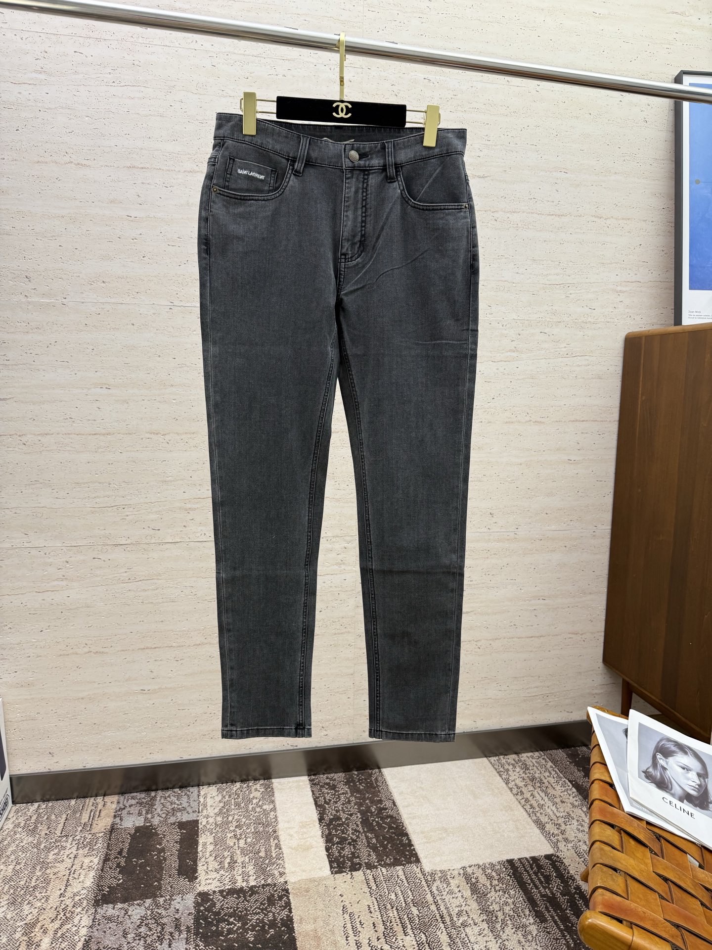 NO:540536,YSL25S Spring and Autumn Men's Straight Wide Leg Jeans Made of Cotton denim fabric, soft texture without losing muscles and bones, dry and tough feel. Classic iconic embossed logo, soul-like embellishment. All indicators are top-quality, which naturally brings an excellent body feel!  !  !  Count 29-3837, saint laurent,jeans,alexander wang19860909YSL25S春秋男士直筒阔腿牛仔裤 棉质牛仔面料打造 质地柔软又不失筋骨,手感干爽有韧性 经典的标志性浮雕徽标,灵魂般的点缀 各项指标皆为上品,自然带来极佳的上身体感！！！码数29-3837,,saint laurent,jeans,alexander wang,Men's clothing