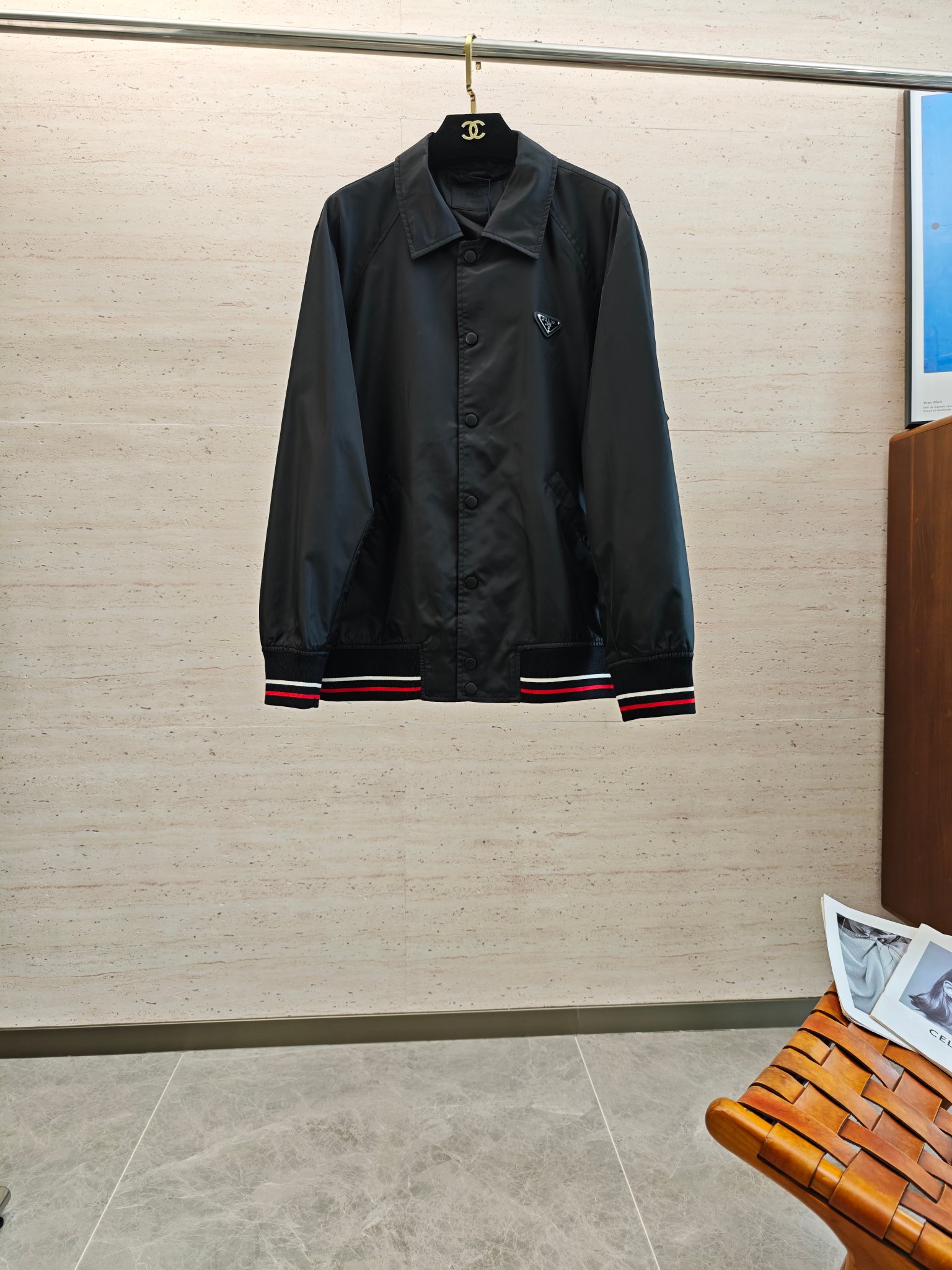 NO:569225,PRA25S new men's lapel jacket... An absolutely heavy-duty top-notch item, the color is a classic wardrobe infused with modern ideas... Very high-grade texture, extremely wearable and very scratch-resistant... Size 48-56,, prada, jackets & coats, jackets & coats, alexander wang19860909PRA25S新款男士翻领夹克外套........一款绝对重工的顶级单品,颜色经典衣橱注入现代新意.......非常高档次的质地,实穿性极高 挺刮性极好..码数48-56,,prada,jackets & coats,jackets & coats,alexander wang,Men's clothing