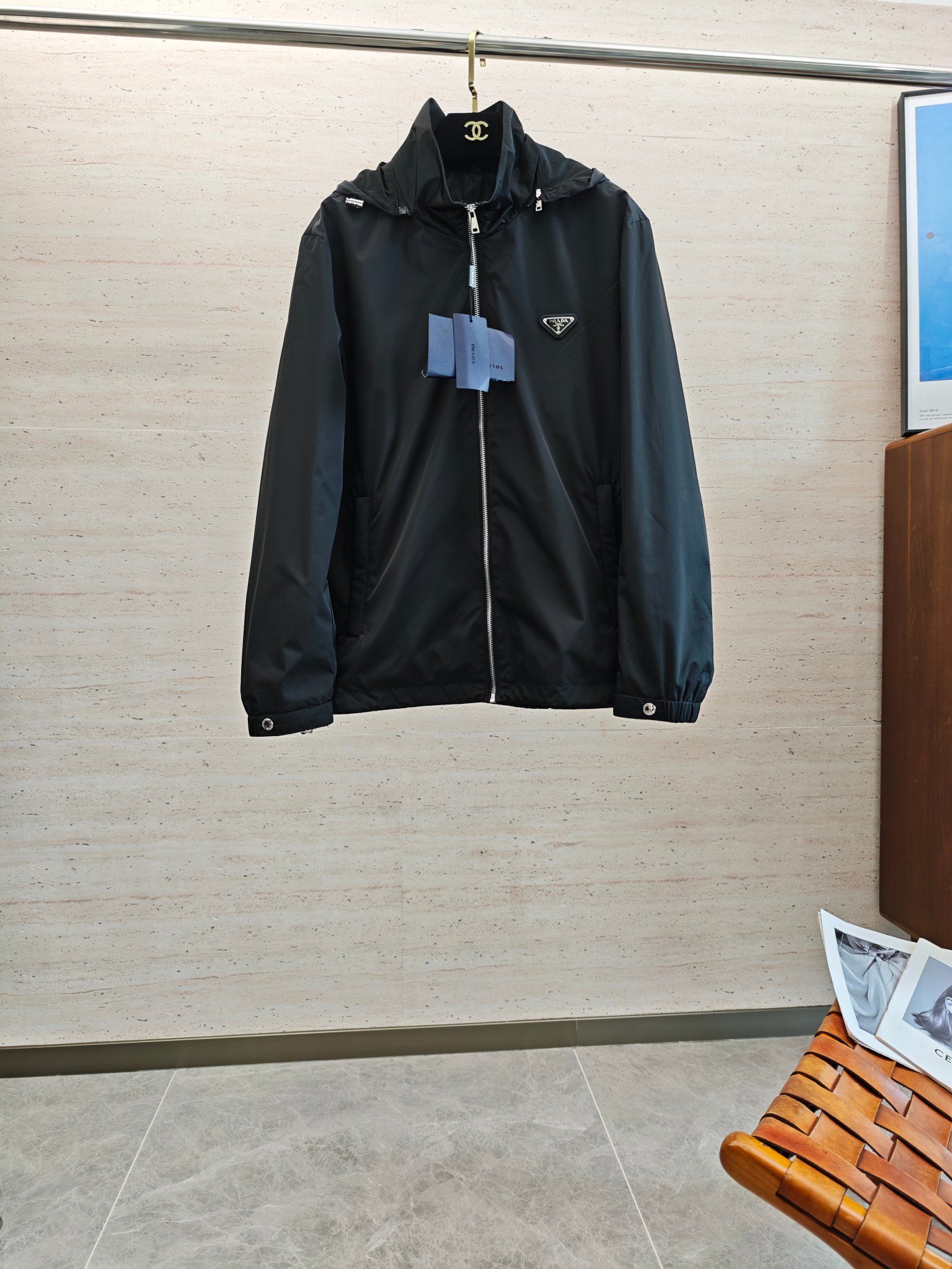 NO:569254,PRA25S new men's hooded jacket... An absolutely heavy-duty top-notch item, the color is a classic wardrobe infused with modern ideas... Very high-end texture, extremely wearable and very scratch-resistant... Size M-3XL,, prada, jackets & coats, jackets & coats, hats, alexander wang19860909PRA25S新款男士连帽夹克外套........一款绝对重工的顶级单品,颜色经典衣橱注入现代新意.......非常高档次的质地,实穿性极高 挺刮性极好..码数M-3XL,,prada,jackets & coats,jackets & coats,hats,alexander wang,Men's clothing