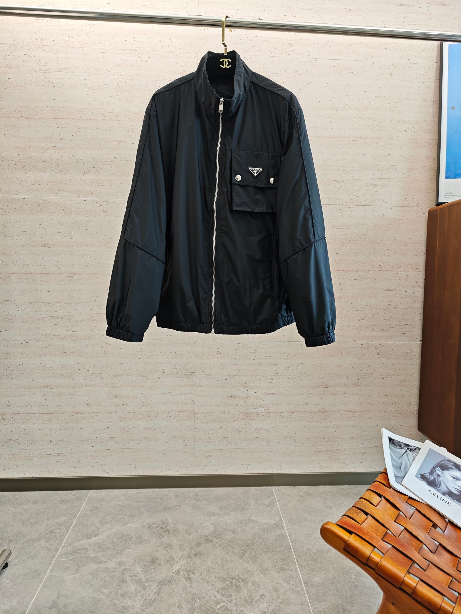 NO:569259,PRA25S new men's stand-up collar jacket... An absolutely heavy-duty top-notch item, with a classic color that injects modern ideas into the wardrobe... Very high-grade texture, extremely wearable and extremely scratch-resistant... Size M-3XL,, prada, jackets & coats, jackets & coats, alexander wang19860909PRA25S新款男士立领夹克外套........一款绝对重工的顶级单品,颜色经典衣橱注入现代新意.......非常高档次的质地,实穿性极高 挺刮性极好..码数M-3XL,,prada,jackets & coats,jackets & coats,alexander wang,Men's clothing