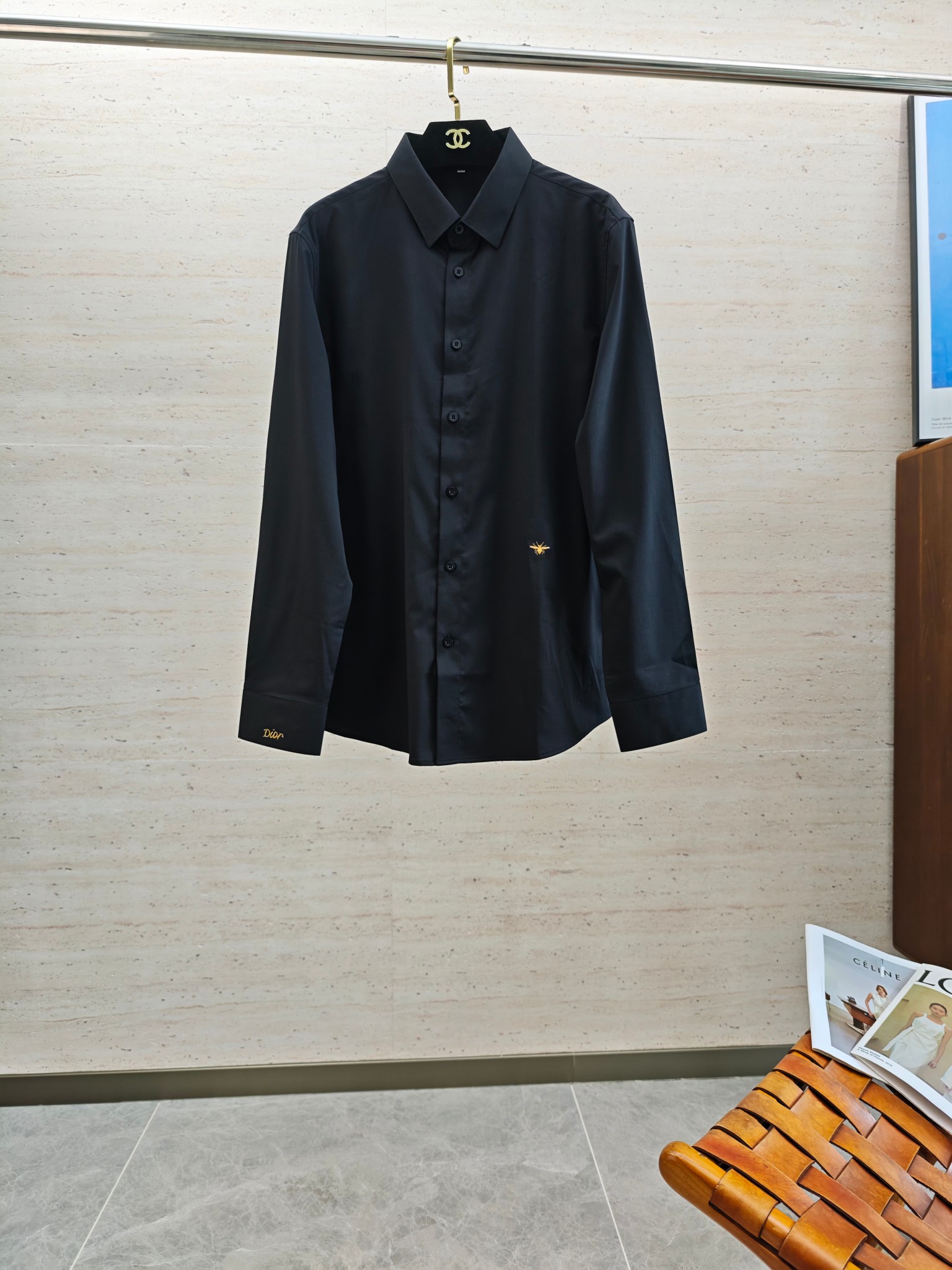 NO:569204,CD25SS early autumn men's long-sleeved shirt...custom-supplied cotton fabric with high density, silky and delicate touch, excellent fit comfort and breathability, can help you cope with the four-season wear and match... The classic LOGO on the body gives you a new artistic conception... The basic fit is cut, the muscles and bones are stiff and upright, and the upper body has an elegant and extraordinary temperament. It is effortless for daily business and casual matching!  !  !  Size M-3XL,,shirts,alexander wang19860909CD25SS早秋男士长袖衬衫......客供棉质面料 密度高触感丝滑细腻 贴身舒适度与透气性都相当出色,能够伴你从容的应对四季穿着搭配.....衣身经典LOGO,给予全新意境遐想.......基础合体的版型裁剪,版型筋骨硬挺立正,上身气质儒雅不凡,对于日常商务休闲搭配不费吹灰之力！！！码数 M-3XL,,shirts,alexander wang,Men's clothing