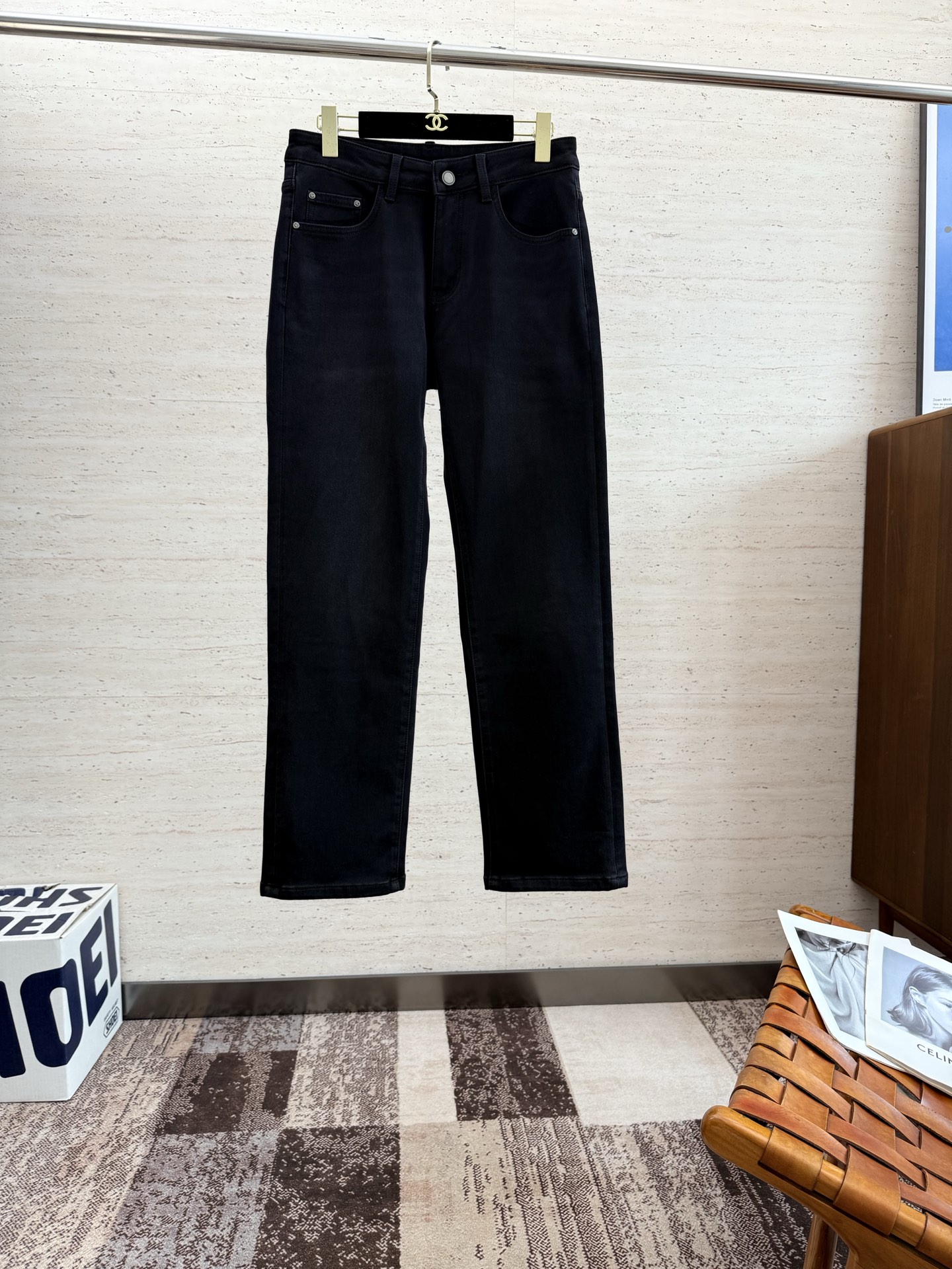 NO:541395,LV25S men's straight jeans for autumn and winter... Made of cotton denim fabric, soft texture without losing muscles and bones, dry and tough feel. Classic iconic embossed logo, soul-like embellishment. All indicators are top-quality, which naturally brings an excellent body feel!  !  !  Number of codes: 29-38, louis vuitton,jeans,alexander wang19860909LV25S秋冬男士直筒牛仔裤…棉质牛仔面料打造 质地柔软又不失筋骨,手感干爽有韧性 经典的标志性浮雕徽标,灵魂般的点缀 各项指标皆为上品,自然带来极佳的上身体感！！！码数: 29-38,,louis vuitton,jeans,alexander wang,Men's clothing