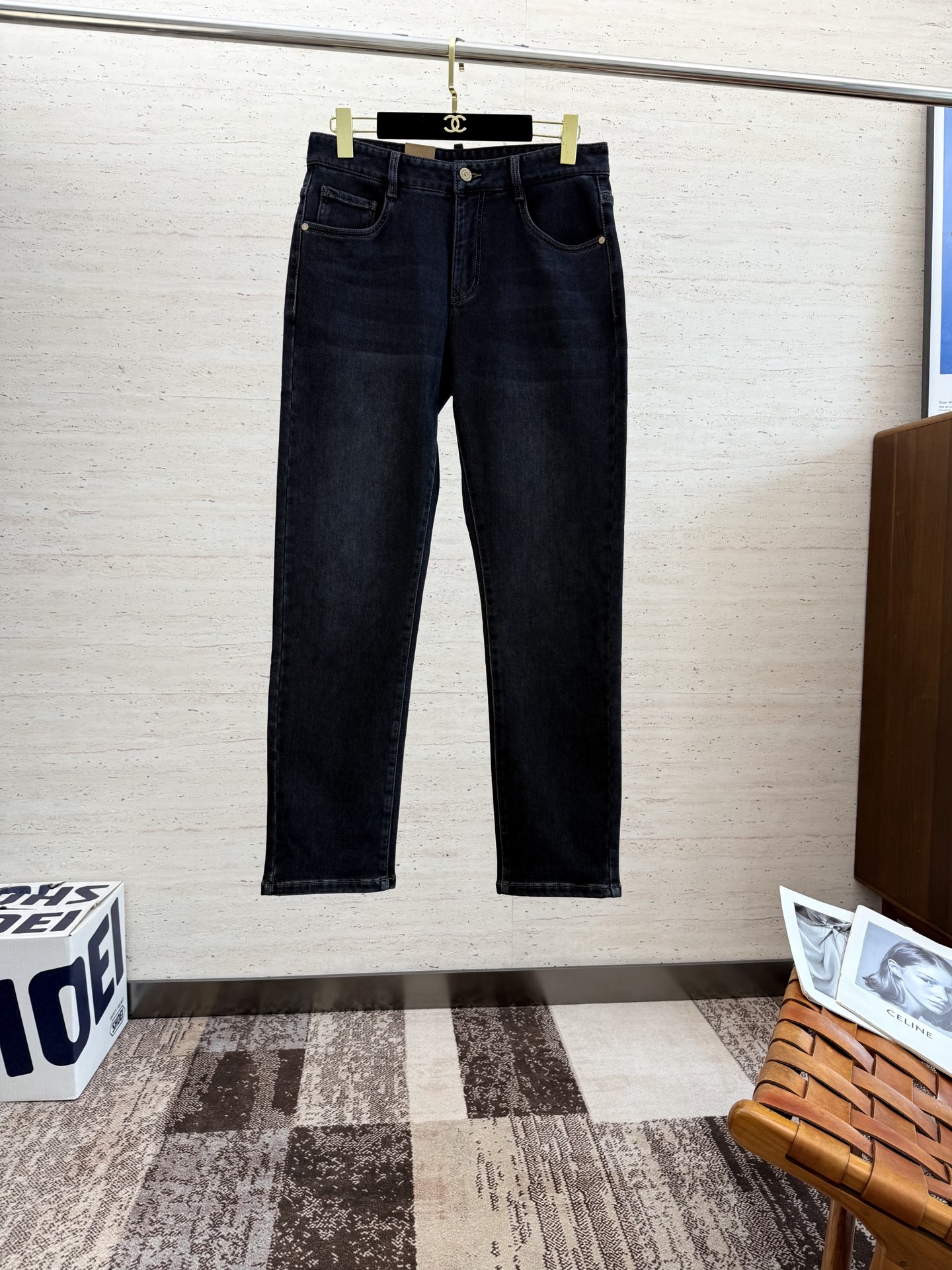 NO:541397,BUR25S men's straight jeans for autumn and winter... Made of cotton denim fabric, soft texture without losing muscles and bones, dry and tough feel. Classic iconic embossed logo, soul-like embellishment. All indicators are top-quality, which naturally brings an excellent body feel!  !  !  Number of codes: 29-38, burberry, jeans, alexander wang19860909BUR25S秋冬男士直筒牛仔裤…棉质牛仔面料打造 质地柔软又不失筋骨,手感干爽有韧性 经典的标志性浮雕徽标,灵魂般的点缀 各项指标皆为上品,自然带来极佳的上身体感！！！码数: 29-38,,burberry,jeans,alexander wang,Men's clothing