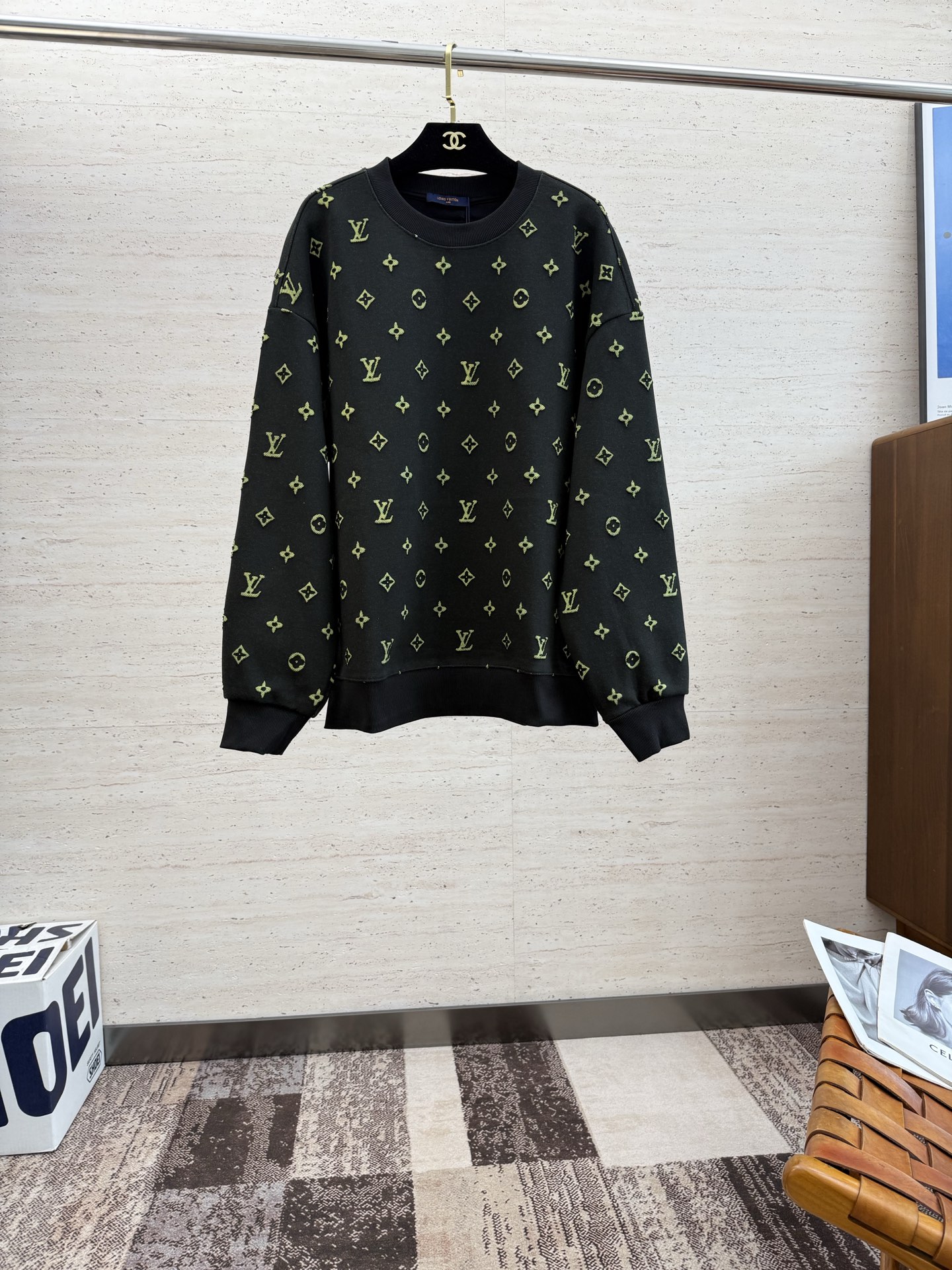 NO:541399,LV25SS men's round neck long-sleeved sweatshirt for early autumn......Community versatile style, not only does it require a simple style, but more importantly, its fabric texture can conquer the public and become a popular hot item!  Created by customer-supplied knitted cotton, the touch of the skin is dense and intimate, and the clever and drape feel are excellent. The actual product instantly gives you the desire to buy back!  !  !  S-XL, louis vuitton, hoodie, sweatshirts, alexander wang19860909LV25SS早秋男士圆领长袖卫衣.......通勤百搭款,不仅需要样式版型简洁 更重要是它的面料质感才能征服大众成为炙手可热的热门单品！客供针织棉打造 绵密亲肤的触感,其次挺括感与垂坠感都相当出色,实物到手瞬间让你有无限回购的渴望！！！码数S-XL,,louis vuitton,hoodie,sweatshirts,alexander wang,Men's clothing