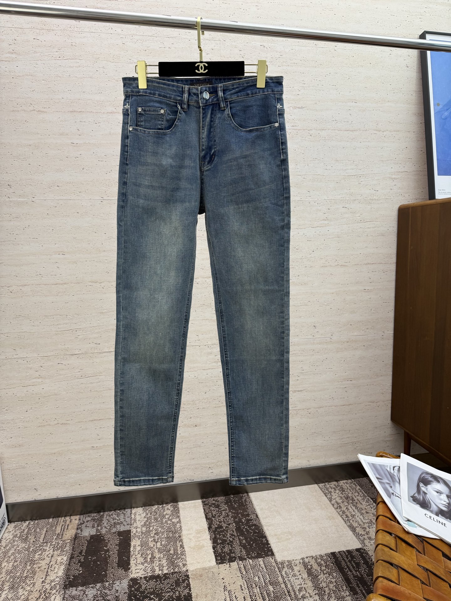 NO:541401,LV25S Spring and Autumn Men's Straight Jeans... Made of cotton denim fabric, soft texture without losing muscles and bones, dry and tough feel. Classic iconic embossed logo, soul-like embellishment. All indicators are top-quality, which naturally brings an excellent body feel!  !  Count 29-38 35/37, louis vuitton,jeans,alexander wang19860909LV25S春秋男士直筒牛仔裤…棉质牛仔面料打造 质地柔软又不失筋骨,手感干爽有韧性 经典的标志性浮雕徽标,灵魂般的点缀 各项指标皆为上品,自然带来极佳的上身体感！！码数29-38 35/37,,louis vuitton,jeans,alexander wang,Men's clothing