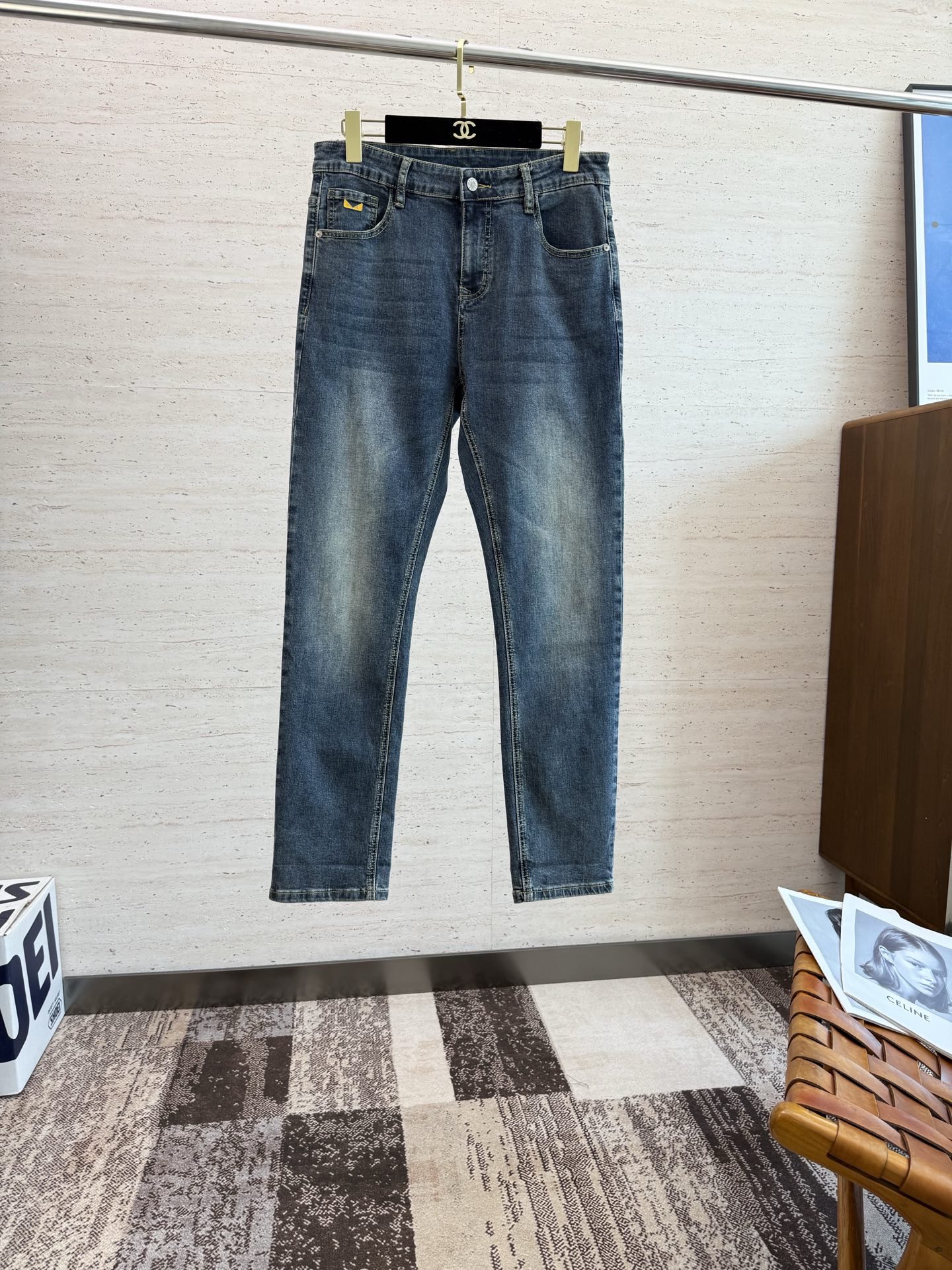 NO:541403,FEND25S Spring and Autumn Men's Straight Jeans Made of Cotton denim fabric, soft texture without losing muscles and bones, dry and tough feel. Classic iconic embossed logo, soul-like embellishment. All indicators are top-quality, which naturally brings an excellent body feel!  !  !  Number of codes 29-3835 37, fendi, jeans, alexander wang19860909FEND25S春秋男士直筒牛仔裤 棉质牛仔面料打造 质地柔软又不失筋骨,手感干爽有韧性 经典的标志性浮雕徽标,灵魂般的点缀 各项指标皆为上品,自然带来极佳的上身体感！！！码数29-3835 37,,fendi,jeans,alexander wang,Men's clothing